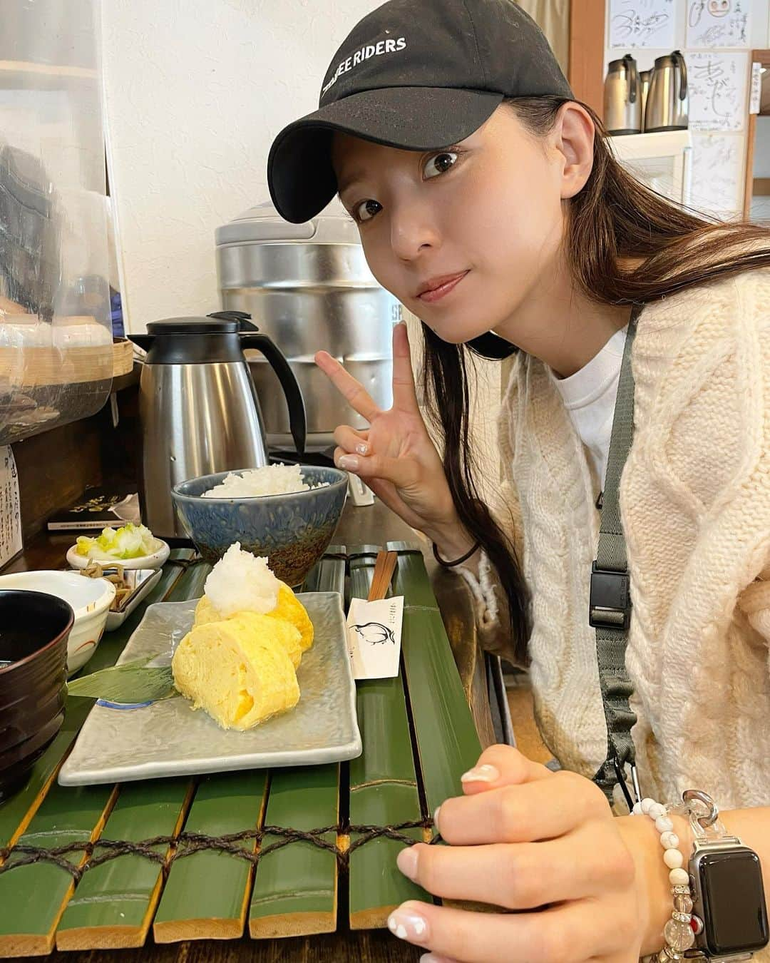 宮原華音のインスタグラム：「卵道とかいてランウェイに行ってきました🥚💛  前回は混みすぎて諦めたけど 今回は30分くらいで入れた🫣  だし巻き卵大好きだからずっと 行きたかったんだー！  ふわふわでめちゃくちゃ美味しかったです🫶  #卵道 #卵道と書いてランウェイ #卵道ランウェイ #だし巻き卵」