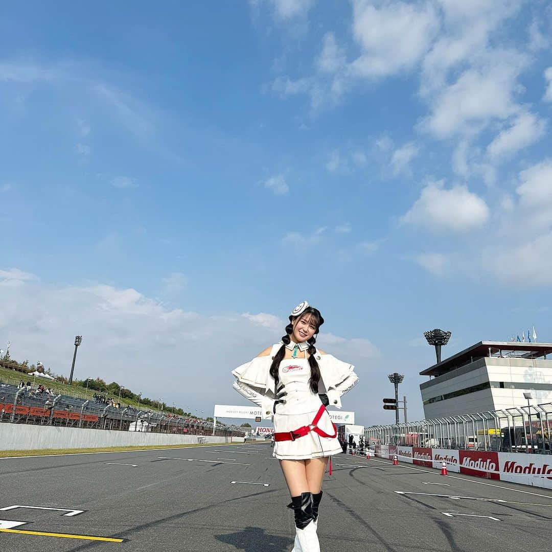 荒井つかささんのインスタグラム写真 - (荒井つかさInstagram)「SUPER GT最終戦 4号車GOODSMILE RACING & TeamUKYO の応援ありがとうございました🙋🏻‍♀️🤍🤍  最終戦は難しいレースでしたね。 11位フィニッシュとなりました。 気温などでもガラッと路面が変わってしまうので なかなか予想通りにはいかないよね。  そういうレースもある。  ということで、 1年間一緒にGOODSMILE RACING & TeamUKYO を応援してくれて ありがとうございました⭐️⭐️  12月16日にGSRの公開生放送がありますので、 そちらもよろしくお願いします！ またブログでも更新しようかな〜っと 思っていますので 今日は簡単に済まさせて頂きます。  ではでは、ご唱和ください GSRだいすきー！！！」11月5日 21時03分 - 22tuttu_