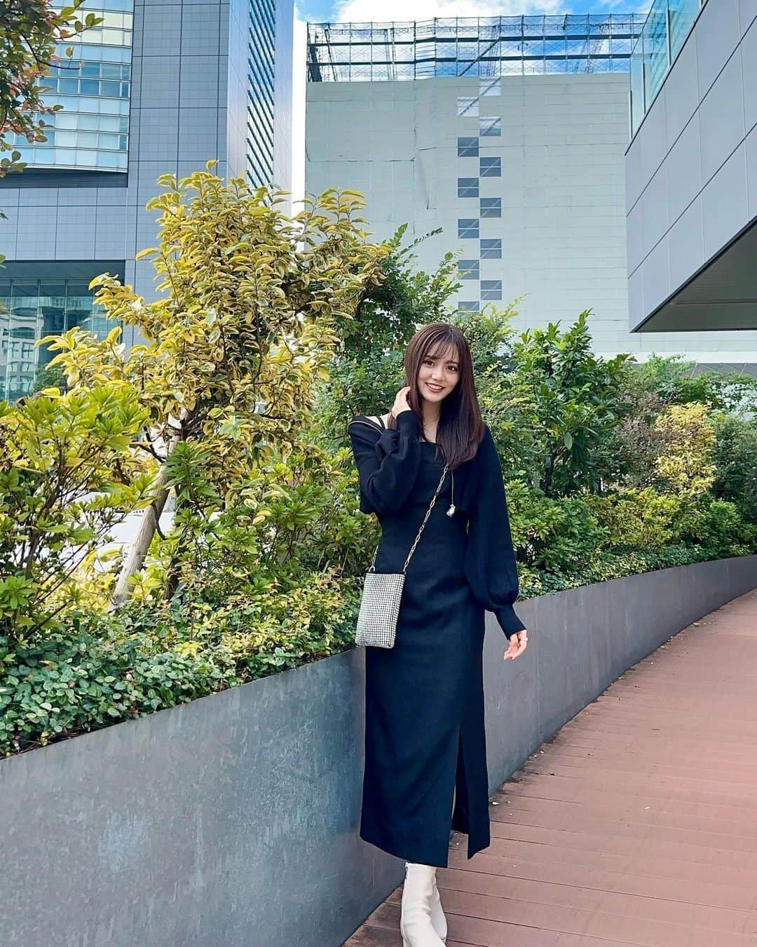 tomoさんのインスタグラム写真 - (tomoInstagram)「⁡ ⁡ このリールに載せた私服🖤 ⁡ ⁡ 安定のブラックコーデ！ 男女関係なく好評だったこのキャミワンピースは @and.couture のものだよ！ ⁡ ⁡ ジップのニットカーディガンもついてるから今の時期でも全然着れる☺️ ⁡ 夜寒かったらキャミワンピの中に一枚着るだけで全然使い回せるよー✌️ ⁡ ⁡ set one-piece / @and.couture boots / @evol_official bag / @evol_official ⁡ ⁡ ⁡ ⁡ ⁡ #ootd #tomocode #andcouture #アンドクチュール #evol #イーボル #キャミワンピ #キャミワンピース #ブラックコーデ #全身コーデ #秋服」11月5日 22時30分 - _tomo620_