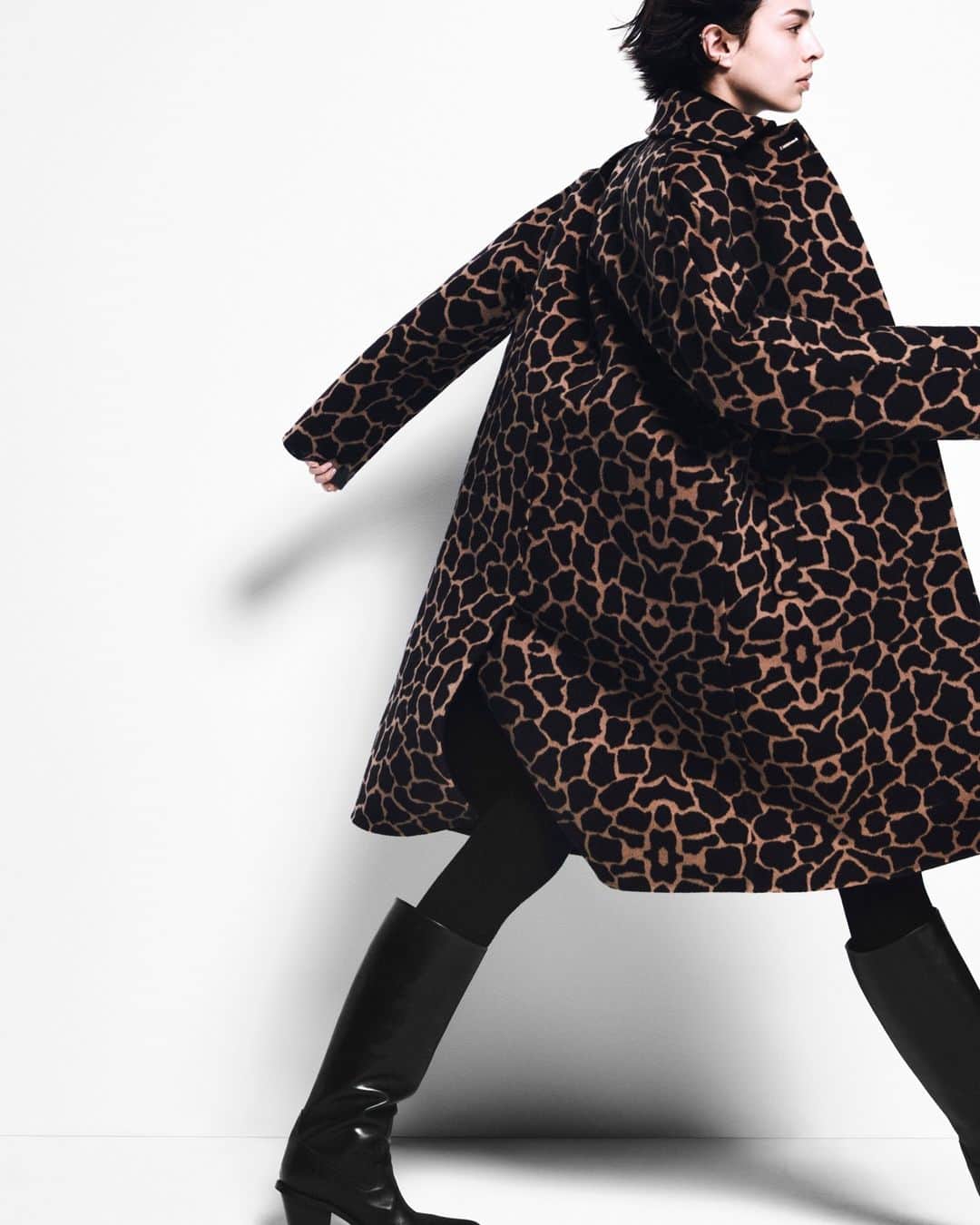 マックスマーラのインスタグラム：「Make an impact with the latest printed jacquard coats from the #MaxMaraFW23 Atelier collection. Discover more at the link in bio. #MaxMara⁠」