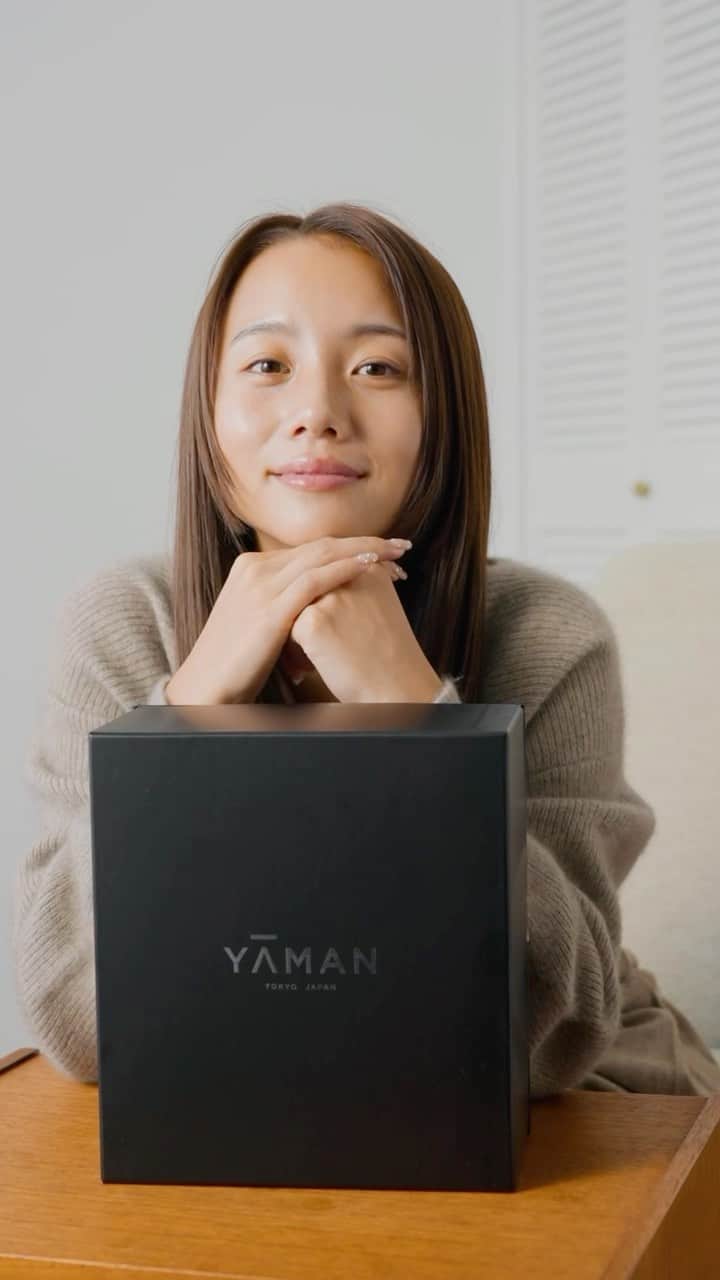 伊原葵のインスタグラム：「YA-MAN TOKYO JAPANの最上位シリーズ「プレステージ」 その中の「フォトプラス プレステージ SP」を使ってみたよ🫧💆‍♀️  そろそろ美顔器とかお家でできる美容ケアを取り入れていこうと思っていたタイミングで✨  美顔器は長く使えるものだから、いいものを選びたい！ってことで、人気なヤーマンの美顔器を🙋🏻‍♀️  高級感のあるパッケージで、使う度テンション上げてくれるよ♡  機能もたくさん詰まっていて、これ1台で洗顔からひんやり引き締めケアまで全てができちゃう優れもの👏  私の1番のお気に入りポイントは、CLEANモードで手では落としきれない汚れをしっかりディープクレンズ出来るところと、ビタミンC誘導体やトラネキサム酸、ナイアシンアミドなどの美白有効成分をしっかり角層まで浸透サポートしてくれるところ♡  目には見えないケアも肌をキレイに保つ為に必要だなーって！  操作も簡単で、初心者でも◎  これからの季節、自分への頑張ったね！のご褒美とか、プレゼントにもオススメ🎁  ヤーマンの最上級の美顔器で、美しくなれるように頑張ろう🕊️✨   #ヤーマン #PR #美顔器 #フォトプラスプレステージsp」