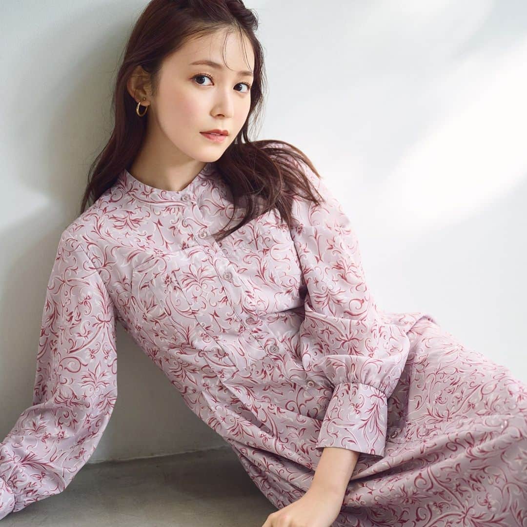 NATURAL BEAUTY BASICのインスタグラム：「Limited Edition VOL.1 Meets.Rinka Kumada   久間田琳加さんが纏う、 秋のLimited Editionをデリバリー。 シャギーニットにツイードジャンスカ、 フェイクレザー素材のワンピースetc.  1点投入で着こなしがぱっと華やぐ、 デザイン性の高いアイテムが目白押し！♡   11/3(金)～SANEI bd ONLINE・限定店舗にて 大好評発売中です✨  ぜひチェックしてみてください♪   #久間田琳加 さん #ワンピース #キャミワンピース #ニットカーディガン #柄ワンピース #ジャンスカ #クロップドニット #グレーニット #花柄スカート #レイヤードコーデ #限定アイテム #限定商品 #秋コーデ #冬コーデ #お出かけコーデ  #着回しコーデ  #オフィスコーデ #オフィスカジュアル #通勤コーデ #大人可愛い #カラーコーデ #着回しコーデ #きれいめカジュアル #ベーシックコーデ #ベーシック #ナチュラルコーデ #トレンドスタイル #シンプルコーデ #ナチュラルビューティーベーシック #naturalbeautybasic」