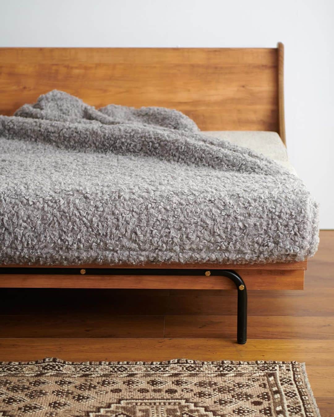 journal standard Furnitureさんのインスタグラム写真 - (journal standard FurnitureInstagram)「\ NEW ARRIVAL /  ⁡ 【 HABITAT SOFA BED EASY COVER - Eskimo- 】 ⁡ ふんわりと柔らかく、気持ちの良い肌触りが魅力的な毛足の長いイージーカバー。 エスキモーと言う名前の通り、寒い地域で身にまとうコートのファーのような素材が特徴です。 色味は落ち着いた印象を与えてくれて、色鮮やかなクッション等を合わせると、より一層素敵なお部屋に。 ⁡ こちらの生地は、ペットの爪が引っかかりにくい生地になります。 ペットを飼っている方にもおすすめです。 ⁡ -——— ⁡ HABITAT EASY COVER Eskimo  W2000 ¥37,400 W1800 ¥34,100 ⁡ ———— ⁡ #journalstandardfurniture #baycrews #interior #furniture #sofa #livinginterior #sofadesign #sofabed #livingroominterior #interiordesign #habitatsofabed #habitat」11月5日 21時01分 - js_furniture