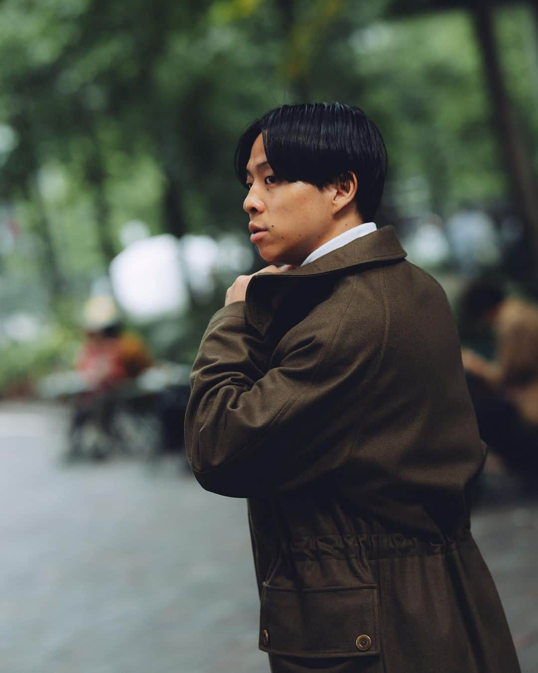 のインスタグラム：「今、着たい。私の本命アウター。〜’23 Autumn Winter〜  ビームス ハウス 丸の内 森安央  「ユーロミリタリーの中でもファッショナブルな名品が多いとされるスウェーデン軍より、M-59をモチーフとした〈タンジェント〉の一着。男らしい大きなフラップポケットが重厚感あるデザインを、Super110'sのウールを贅沢に用いることで非常に柔らかな風合いに表現された、モダンミリタリーなアウターです。リラックスしたカジュアルスタイルも良いですが、今日はコートのオリーブと相性の良いブラウンのスーツで。インナーのタートルネックカットソーやシューズでモノトーンを挿し、ミリタリー感を残しつつクリーンさが出るような都会的な装いをイメージしました。現代におけるアウター選びは本来機能的なスペックを重視したいところですが、生地であったり、ディテールであったり、どこかひと癖あるものにいつも惹かれがちです」  #mrbeams #beams #beamsf #brillaperilgusto #mensfashion #tangent」