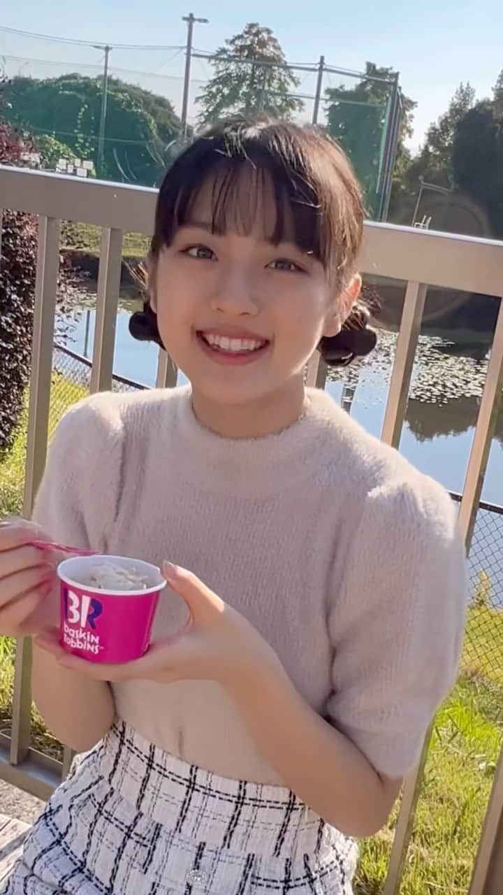 のインスタグラム：「さむくてもアイスはおいしい。 なんのアイスを食べてるでしょうか〜？ 動画の途中で言ってます🍦🥄  #アイス#おいしい #jc2#09」