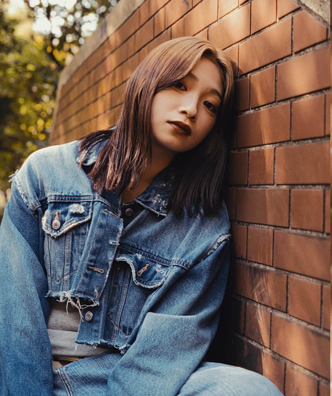 小島ジェシーのインスタグラム：「先日、三茶にあるヘアサロン @wanderhairgrooming の秋のビジュアル撮影をさせてもらいました。  オーナーの @wander_takuto とは数年前に撮影で知り合って、そこからの流れで今回依頼をもらって、俺自身サロンの撮影は久しぶりだったんでスゴく楽しかったです。  この撮影の様子はYouTubeにアップしてあるので、プロフィールのリンクから是非チェックしてください。  あんまり表立って言ってはないけど、こういうサロンの撮影もやっているので、興味のあるサロン関係の方がいたらい気軽にDMください。  髪をキレイに見せながらカッコいい画撮ります👍🏻  #portrait #portraitmood #prtraitphotography #ShotByJesse #jessekojima」