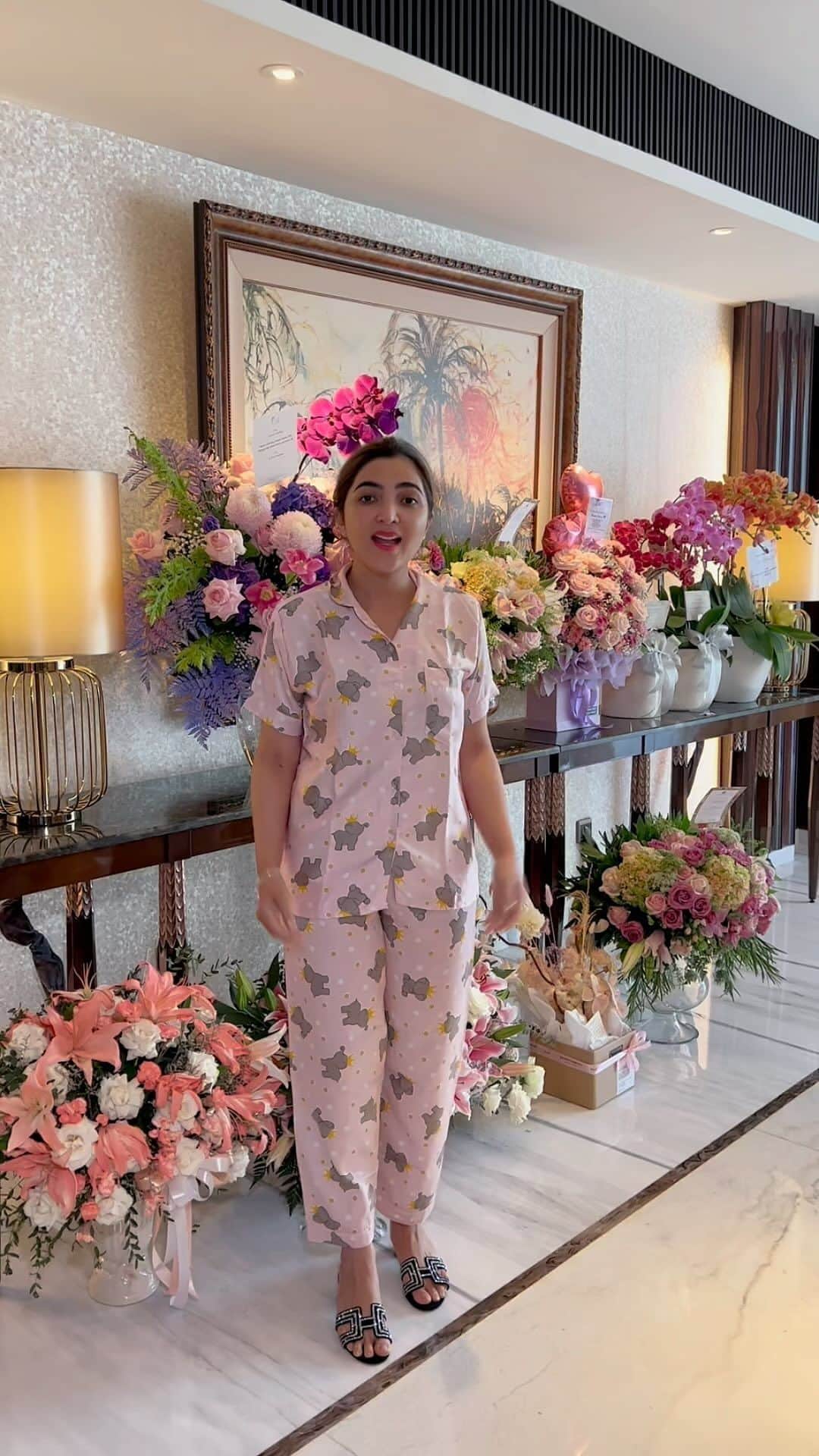 のインスタグラム：「#FantASHtic40 Terimakasih semua ucapan dan doanyaaa, i’m blessed😍 Outfit : @windysavosacouture & @fabricsocietystore  Jewelry: @passionjewelry  Hearpieces : @epajewel  Makeup : @makeupbylaode  Hairdo : @ade_ragil_hairdo  Softlens : @ashantybeautycare.id」