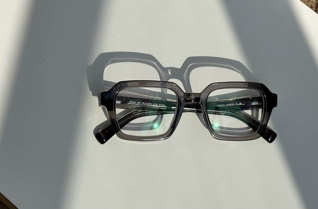 MYKITA SHOP TOKYOのインスタグラム：「【ACETATE BOLD "RUE"】  ACETATE Collectionより新作が入荷致しました。 肉厚なアセテートを使用したやや横長なスクエアシェイプのRUEは、シンプルな装いのアクセントとしてご着用していただきたいアイテムです。  ACETATE BOLD "RUE"  New items from ACETATE Collection have just arrived. RUE" is made of thick acetate with a slightly horizontal square shape, and is an item to be worn as an accent to a simple outfit. _____ #mykita  #mykitaacetate  #eyewear  #eyewearfashion  #マイキータ #メガネ」
