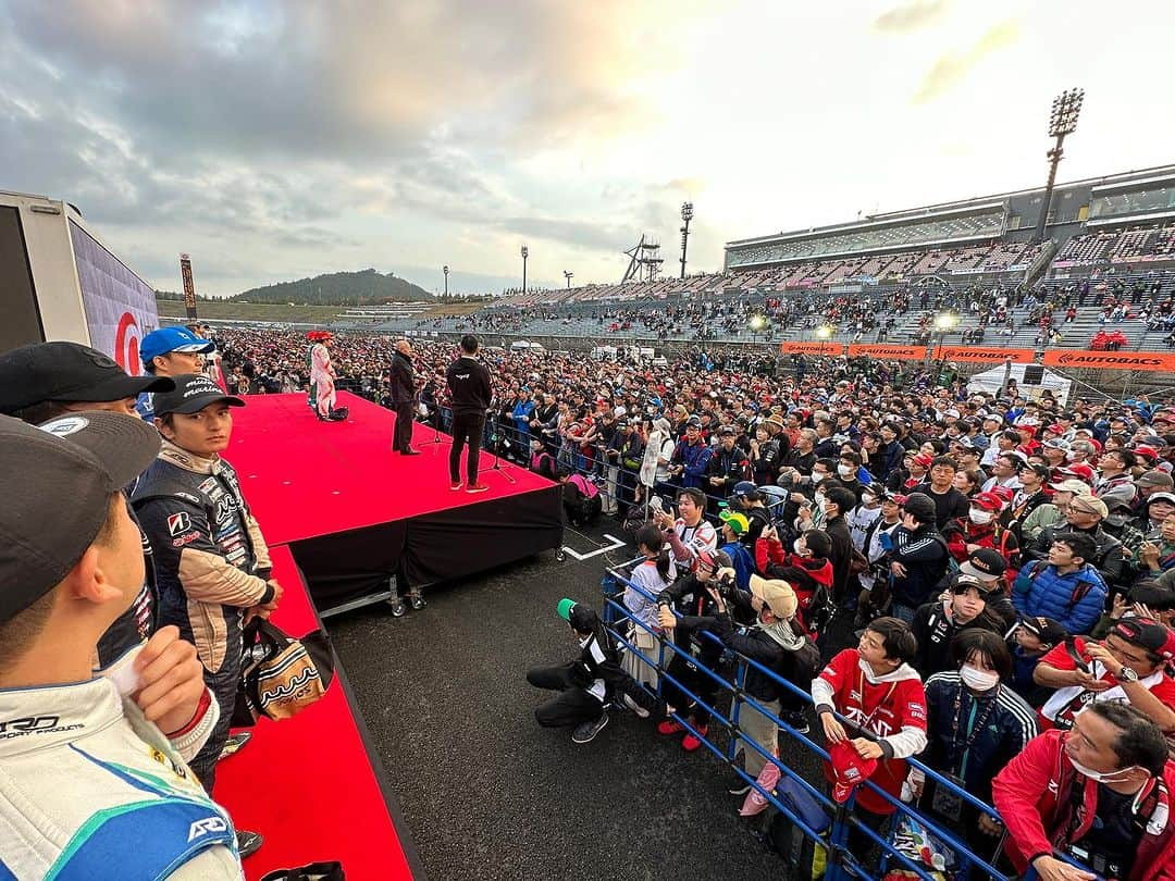 吉本大樹さんのインスタグラム写真 - (吉本大樹Instagram)「5 Nov 2023 #SuperGT @supergt_official  Final round Race P15🏁  Another difficult race… it was fine for first several laps but then hard to catch up with speed towards the end of each stints. Thank you for cheering team LM corsa through the season. We’ll come back stronger next year!👊🏻 スタートで1台パスできましたがその後はGT3車両を抜くのを手こずっている間にペースを上げられない状況になってしまい、両スティントともに苦しい展開となりました。 またまともに戦ってノーポイントは本当に辛い。シーズンを通してこれと言った結果が残せませんでした…しかし要所要所に輝きがなかった訳でもありません。 ギアが噛み合えば必ずまた勝てる🔥  SUPER GT 2023年シーズンも沢山の応援、ありがとうございました！  #LMcorsa @otggroup_60  #OsakaToyopetGroup #OTG #OTGmotorsports @otg_grgarage_60  #GRsupra #DUNLOP @dunlop_motorsport  #TWS @twsforged  #PETRONAS @petronassyntium」11月5日 21時08分 - hiroyoshimoto