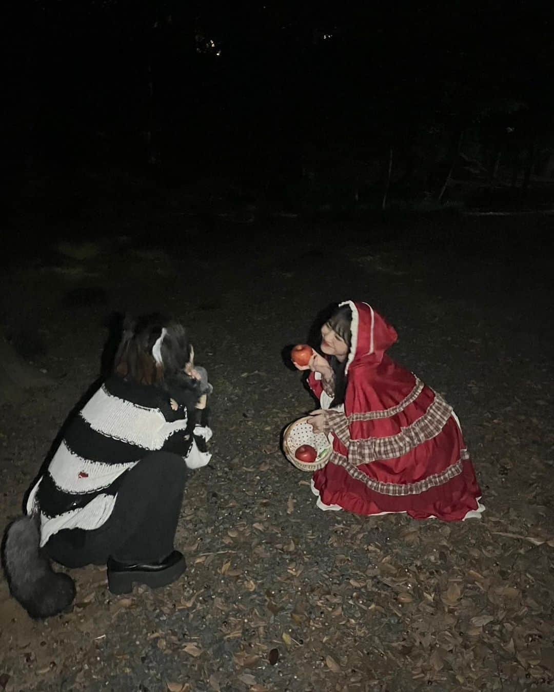 関谷瑠紀さんのインスタグラム写真 - (関谷瑠紀Instagram)「遅めのハロウィンしちゃいました❤️ ⁡ お友達と赤ずきんと狼の仮装したの ノリノリでいっぱい写真撮って楽しかった🍎 ⁡ 来年も何かしたいな〜！みんなは何かした？ ⁡ #赤ずきん #赤ずきん仮装 #ハロウィン #ハロウィン仮装 #遅めのハロウィン #関谷瑠紀 ⁡」11月5日 21時08分 - ruki_0808