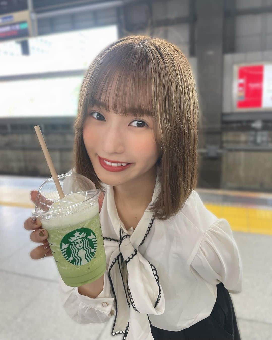 のインスタグラム：「. . . . . . すーたーばーっ🍵♡ . . . . . #ボブ #ボブアレンジ #ボブヘアアレンジ #イエベ秋 #イエベ秋メイク #イエベ #イエベメイク #シャツコーデ #モノトーンコーデ #スタバ #年齢逆行アイドル」