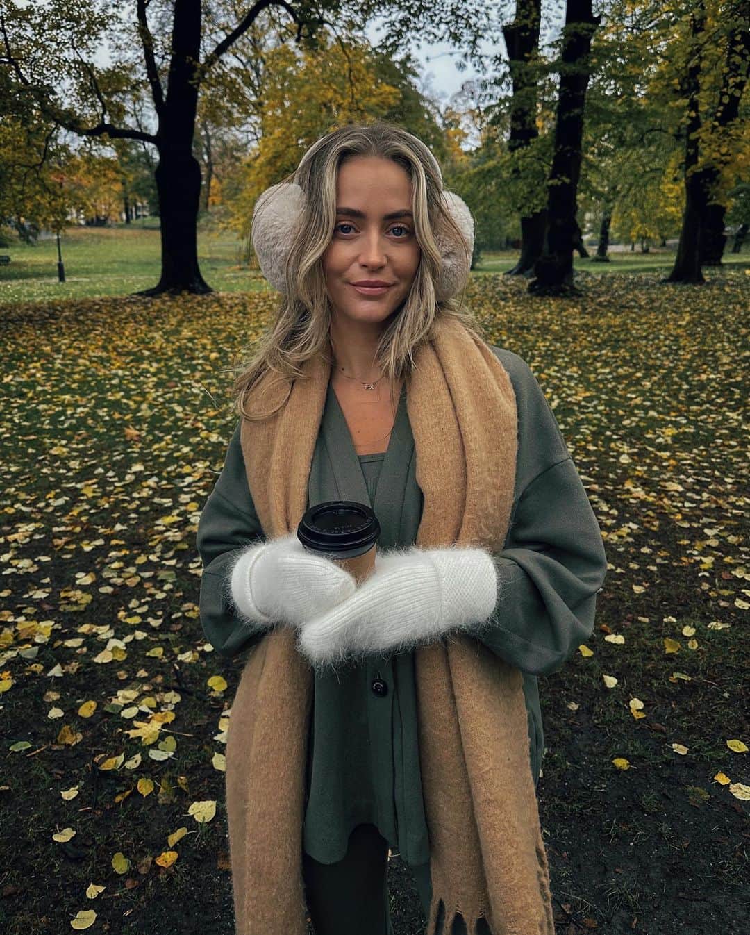 ジャニー・ディラーのインスタグラム：「November 🍂☺️☕️ hope you’re having a cozy weekend!」