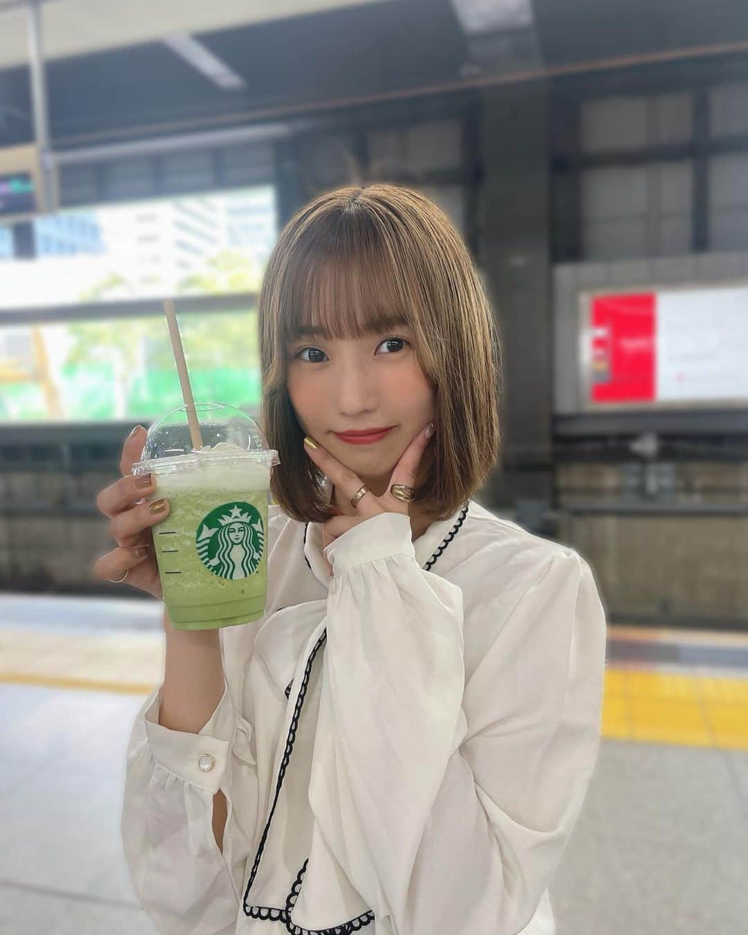 小林智絵さんのインスタグラム写真 - (小林智絵Instagram)「. . . . . . すーたーばーっ🍵♡ . . . . . #ボブ #ボブアレンジ #ボブヘアアレンジ #イエベ秋 #イエベ秋メイク #イエベ #イエベメイク #シャツコーデ #モノトーンコーデ #スタバ #年齢逆行アイドル」11月5日 21時19分 - kobayashichie_1012