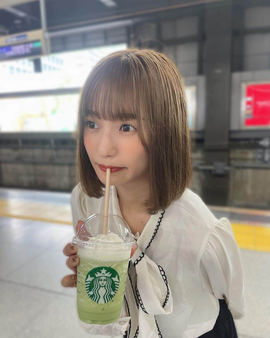 小林智絵さんのインスタグラム写真 - (小林智絵Instagram)「. . . . . . すーたーばーっ🍵♡ . . . . . #ボブ #ボブアレンジ #ボブヘアアレンジ #イエベ秋 #イエベ秋メイク #イエベ #イエベメイク #シャツコーデ #モノトーンコーデ #スタバ #年齢逆行アイドル」11月5日 21時19分 - kobayashichie_1012