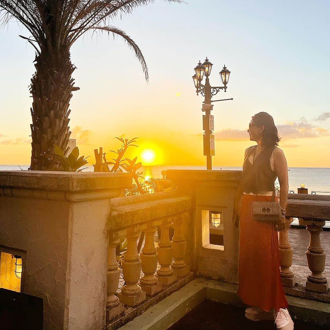 lady.junjunのインスタグラム：「. sunset time✨  何億回見ても感動するよね✨ . . . #北谷 #アメリカンビレッジ  #sunset  #沖縄 #okinawa」