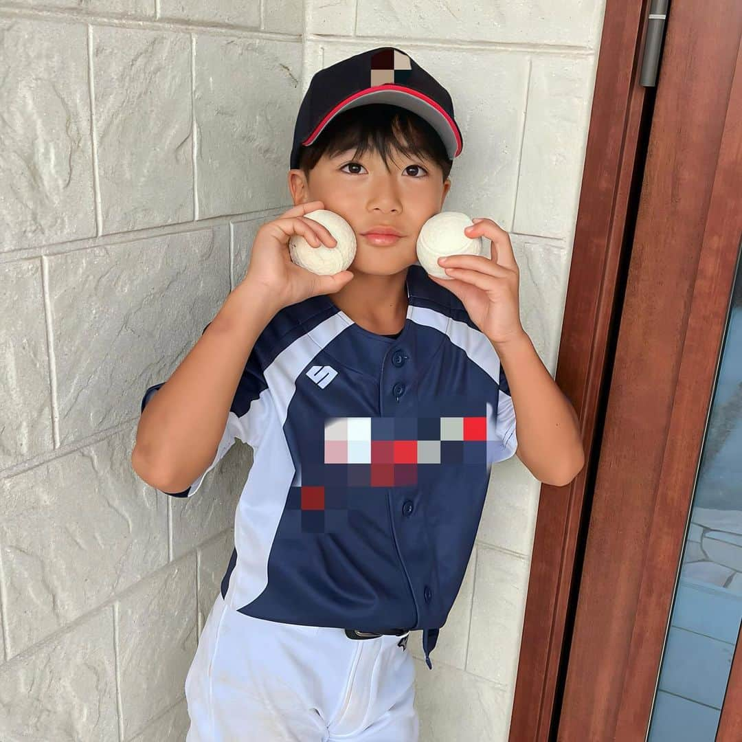 かなのインスタグラム：「＼2打席連続ホームラン記念⚾️／ ． 👦🏽「ママ、ホームランボール欲しい？♡」 と言って朝からなんだかわくわくしてた力翔。 ． 「今日は力翔、ホームラン2本打つから❣️」と言って 試合に向かった🤣✨  ． 1試合目は2打数2安打❤️‍🔥 そのままお昼に入ったら 「今日はホームランむりかもぉ🥹」って弱音吐き出し🤣 あと一口食べれば絶対ホームランだから！大丈夫！って やっとのことお弁当半分食べさせ🤣 ． 2試合目🏟️ やってくれたよ〜😭😭👏🏻 3打数3安打、2打席連続でホームラン⚾️✨ 嬉しそうにガッツポーズしながら ダイヤモンド一周する力翔の姿が 私も嬉しくて嬉しくて😭 今でも目に焼き付いてる🥹✨ ． 普段どんなプレーをしてても ポーカーフェイスでクールと言われる力翔が あんなに嬉しそうに走ってきて 仲間とハイタッチ🙌🏻するなんて🥹💕 ． ホームランももちろん嬉しかったけど その姿がなにより感動だったよ😭❤️ いつも通りぼーっとして 動画回してなかったのは本当ごめんなさい🤣笑 ． 「ママにあげたかったから❣️」って お土産2個も持ち帰ってきてくれるなんて🥡 嬉しいね❤️ ． 3年生になって野球始めたばっかりだけど、 本当に見るたびに上手になってる🥹 野球のこと未だに全然わからないママだけど スポーツっていいな♡って思わせてくれて 楽しませてくれて本当ありがとね❤️ ． ． #りーくんの成長記録#ホームラン#野球#野球少年#少年野球 #小学生#息子#3年生#baseball#myson」