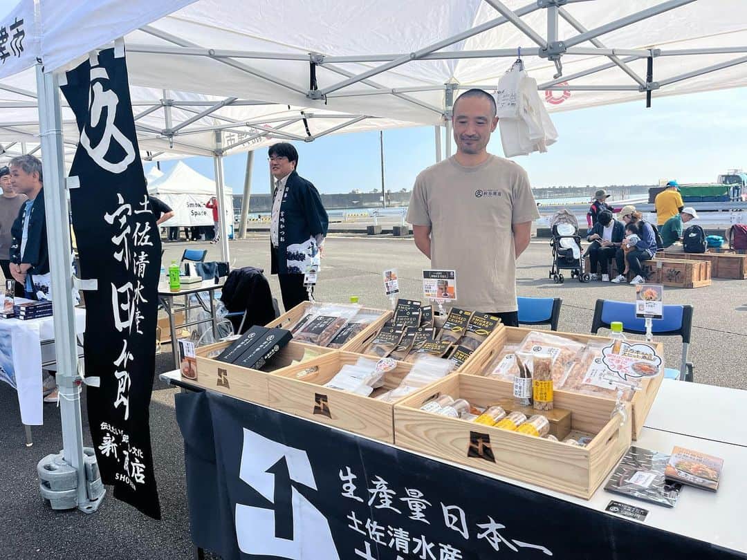 重長智子さんのインスタグラム写真 - (重長智子Instagram)「. . 今年 初開催の「魚(とと)フェス」🐟 . 🔹ゲストMCさこりっちさん 🔹やいづマリンレディの皆さん 🔹やいちゃん、ひこにゃん 🔹カツオちゃんとサバジェンヌさん 🔹藤守の田遊び保存会　など。 . その他、様々なゲストにお越しいただき とっても楽しいステージでした🥳 . やいちゃんとひこにゃんが改めて 人気者だと再認識しました✨ . 司会の休憩中に 地元 焼津のお店の方々ともお話ができて 嬉しかったです‼︎ . 近所だったので、家族や友人も遊びに来て 楽しんでいました🚢 . 第二回もありますように…🥹 . 関係者の皆様、お疲れさまでした‼︎ . . #静岡県 #焼津市 #焼津港 #ととフェス #初開催おめでとうございます #カツオ水揚げ日本一 #カツオにちなんだ商品たくさん #地元密着型イベント #楽しかった #じゃんけん大会も大盛り上がり」11月5日 21時14分 - tomoko_shigenaga
