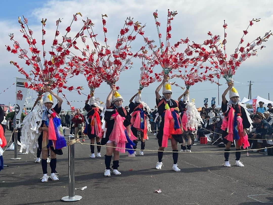 重長智子さんのインスタグラム写真 - (重長智子Instagram)「. . 今年 初開催の「魚(とと)フェス」🐟 . 🔹ゲストMCさこりっちさん 🔹やいづマリンレディの皆さん 🔹やいちゃん、ひこにゃん 🔹カツオちゃんとサバジェンヌさん 🔹藤守の田遊び保存会　など。 . その他、様々なゲストにお越しいただき とっても楽しいステージでした🥳 . やいちゃんとひこにゃんが改めて 人気者だと再認識しました✨ . 司会の休憩中に 地元 焼津のお店の方々ともお話ができて 嬉しかったです‼︎ . 近所だったので、家族や友人も遊びに来て 楽しんでいました🚢 . 第二回もありますように…🥹 . 関係者の皆様、お疲れさまでした‼︎ . . #静岡県 #焼津市 #焼津港 #ととフェス #初開催おめでとうございます #カツオ水揚げ日本一 #カツオにちなんだ商品たくさん #地元密着型イベント #楽しかった #じゃんけん大会も大盛り上がり」11月5日 21時14分 - tomoko_shigenaga