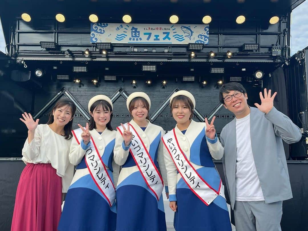 重長智子さんのインスタグラム写真 - (重長智子Instagram)「. . 今年 初開催の「魚(とと)フェス」🐟 . 🔹ゲストMCさこりっちさん 🔹やいづマリンレディの皆さん 🔹やいちゃん、ひこにゃん 🔹カツオちゃんとサバジェンヌさん 🔹藤守の田遊び保存会　など。 . その他、様々なゲストにお越しいただき とっても楽しいステージでした🥳 . やいちゃんとひこにゃんが改めて 人気者だと再認識しました✨ . 司会の休憩中に 地元 焼津のお店の方々ともお話ができて 嬉しかったです‼︎ . 近所だったので、家族や友人も遊びに来て 楽しんでいました🚢 . 第二回もありますように…🥹 . 関係者の皆様、お疲れさまでした‼︎ . . #静岡県 #焼津市 #焼津港 #ととフェス #初開催おめでとうございます #カツオ水揚げ日本一 #カツオにちなんだ商品たくさん #地元密着型イベント #楽しかった #じゃんけん大会も大盛り上がり」11月5日 21時14分 - tomoko_shigenaga