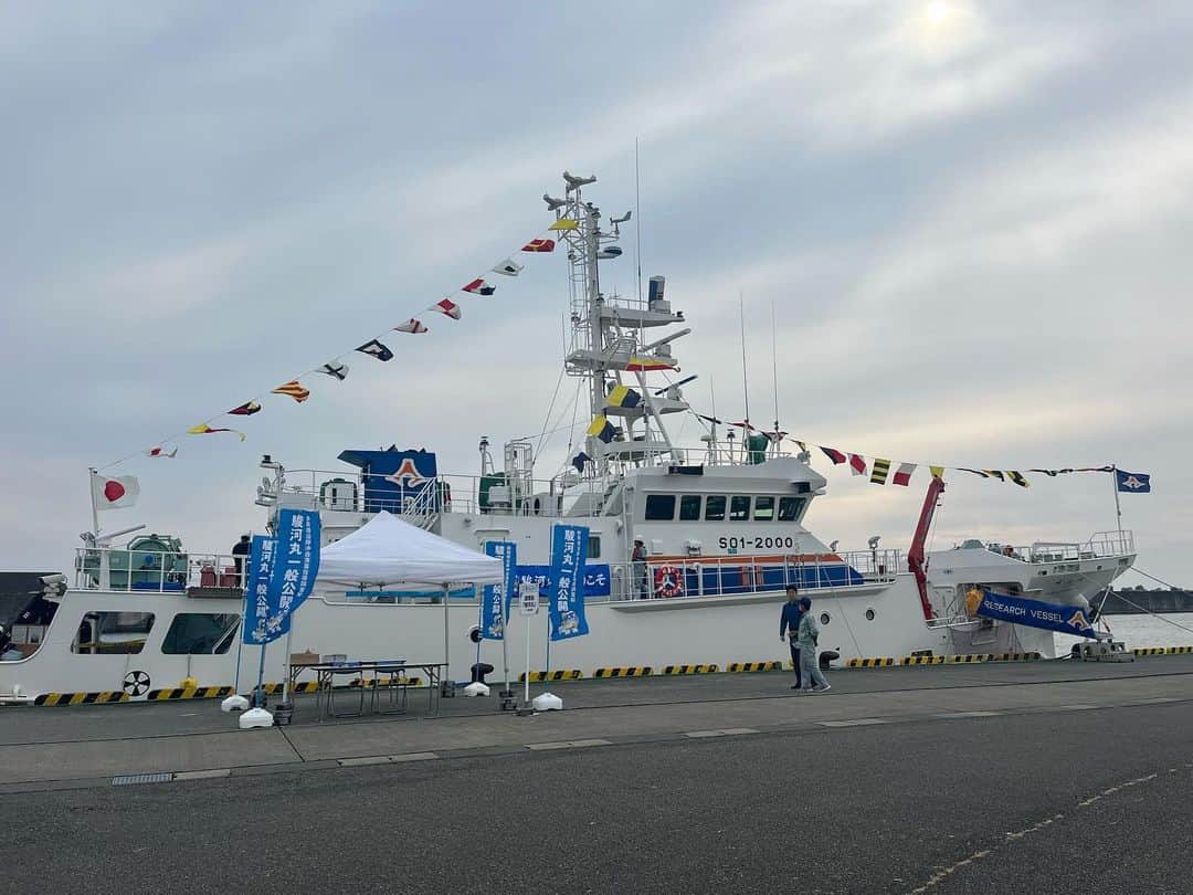 重長智子さんのインスタグラム写真 - (重長智子Instagram)「. . 今年 初開催の「魚(とと)フェス」🐟 . 🔹ゲストMCさこりっちさん 🔹やいづマリンレディの皆さん 🔹やいちゃん、ひこにゃん 🔹カツオちゃんとサバジェンヌさん 🔹藤守の田遊び保存会　など。 . その他、様々なゲストにお越しいただき とっても楽しいステージでした🥳 . やいちゃんとひこにゃんが改めて 人気者だと再認識しました✨ . 司会の休憩中に 地元 焼津のお店の方々ともお話ができて 嬉しかったです‼︎ . 近所だったので、家族や友人も遊びに来て 楽しんでいました🚢 . 第二回もありますように…🥹 . 関係者の皆様、お疲れさまでした‼︎ . . #静岡県 #焼津市 #焼津港 #ととフェス #初開催おめでとうございます #カツオ水揚げ日本一 #カツオにちなんだ商品たくさん #地元密着型イベント #楽しかった #じゃんけん大会も大盛り上がり」11月5日 21時14分 - tomoko_shigenaga