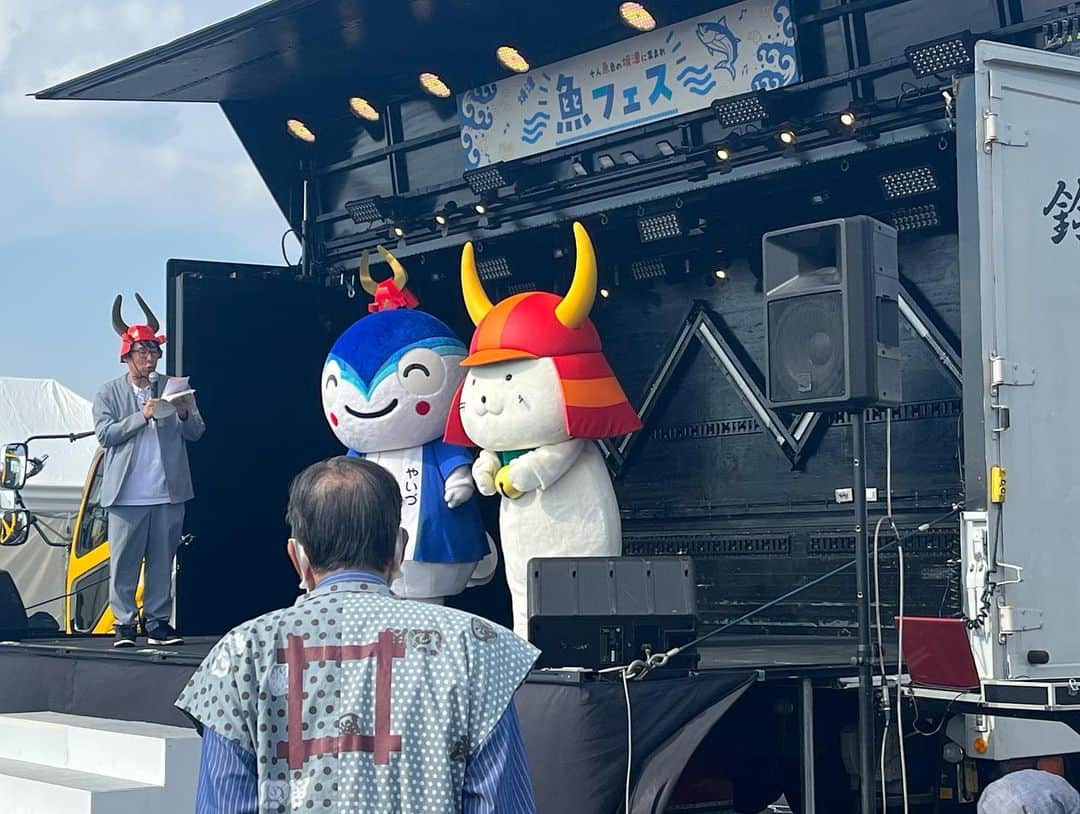 重長智子さんのインスタグラム写真 - (重長智子Instagram)「. . 今年 初開催の「魚(とと)フェス」🐟 . 🔹ゲストMCさこりっちさん 🔹やいづマリンレディの皆さん 🔹やいちゃん、ひこにゃん 🔹カツオちゃんとサバジェンヌさん 🔹藤守の田遊び保存会　など。 . その他、様々なゲストにお越しいただき とっても楽しいステージでした🥳 . やいちゃんとひこにゃんが改めて 人気者だと再認識しました✨ . 司会の休憩中に 地元 焼津のお店の方々ともお話ができて 嬉しかったです‼︎ . 近所だったので、家族や友人も遊びに来て 楽しんでいました🚢 . 第二回もありますように…🥹 . 関係者の皆様、お疲れさまでした‼︎ . . #静岡県 #焼津市 #焼津港 #ととフェス #初開催おめでとうございます #カツオ水揚げ日本一 #カツオにちなんだ商品たくさん #地元密着型イベント #楽しかった #じゃんけん大会も大盛り上がり」11月5日 21時14分 - tomoko_shigenaga
