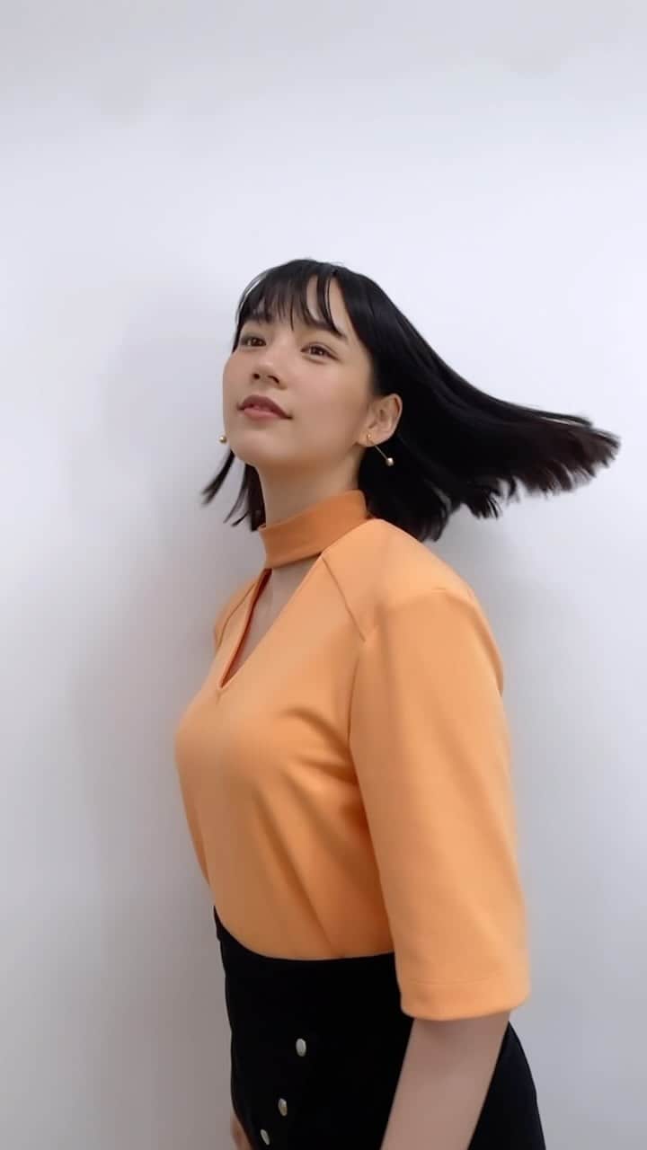 のん（能年玲奈）のインスタグラム：「髪の毛サラサラ〜🪮 KOIZUMI BEAUTYのオフショット  Styling: @izumimachino Hair&Make up: Kaori Mori  #小泉成器 #koizumibeauty」