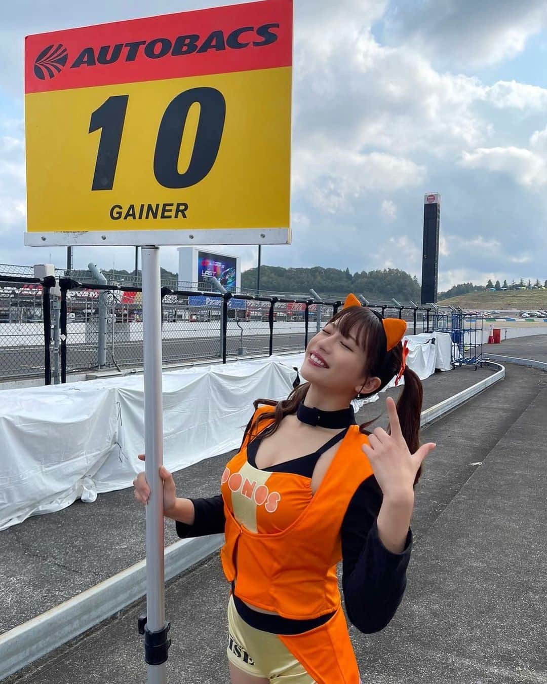 桜りんのインスタグラム：「#SUPERGT  1年間10号車の応援ありがとうございました🧡　  また改めて投稿します💫」