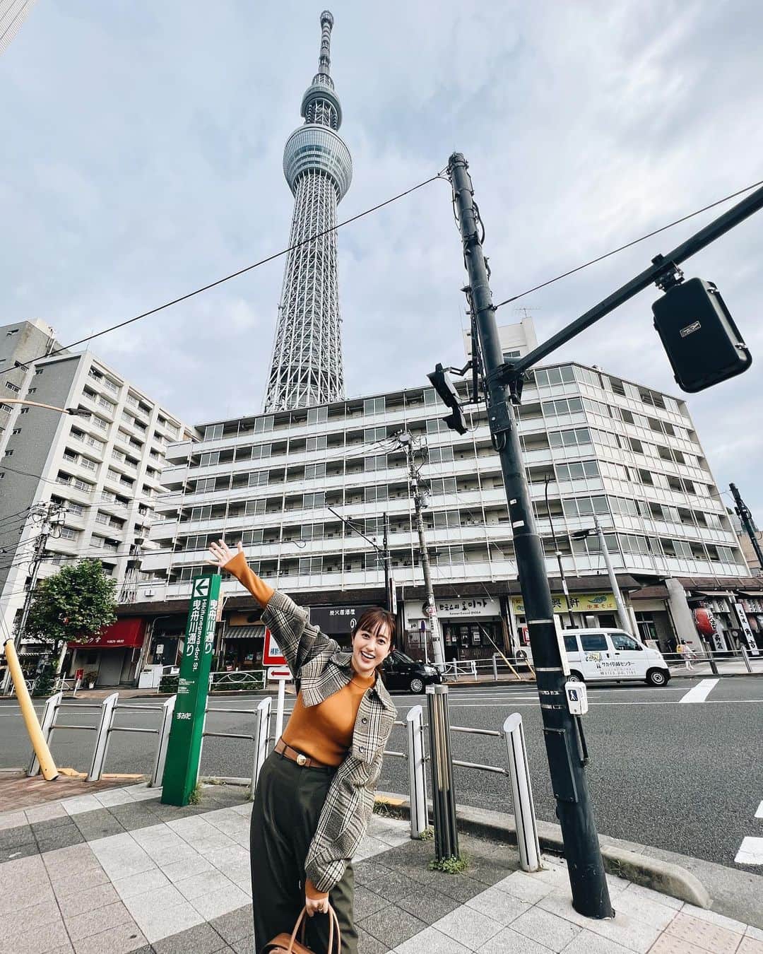 菊地亜美のインスタグラム：「. スカイツリー入れたくて広角で撮ってもらったので伸びてる🤣 観光客風🙋‍♀️🫶  ジャケット.ニットは @clane_official  このショートジャケット、色もバランスもとても好きで沢山着てる♡」