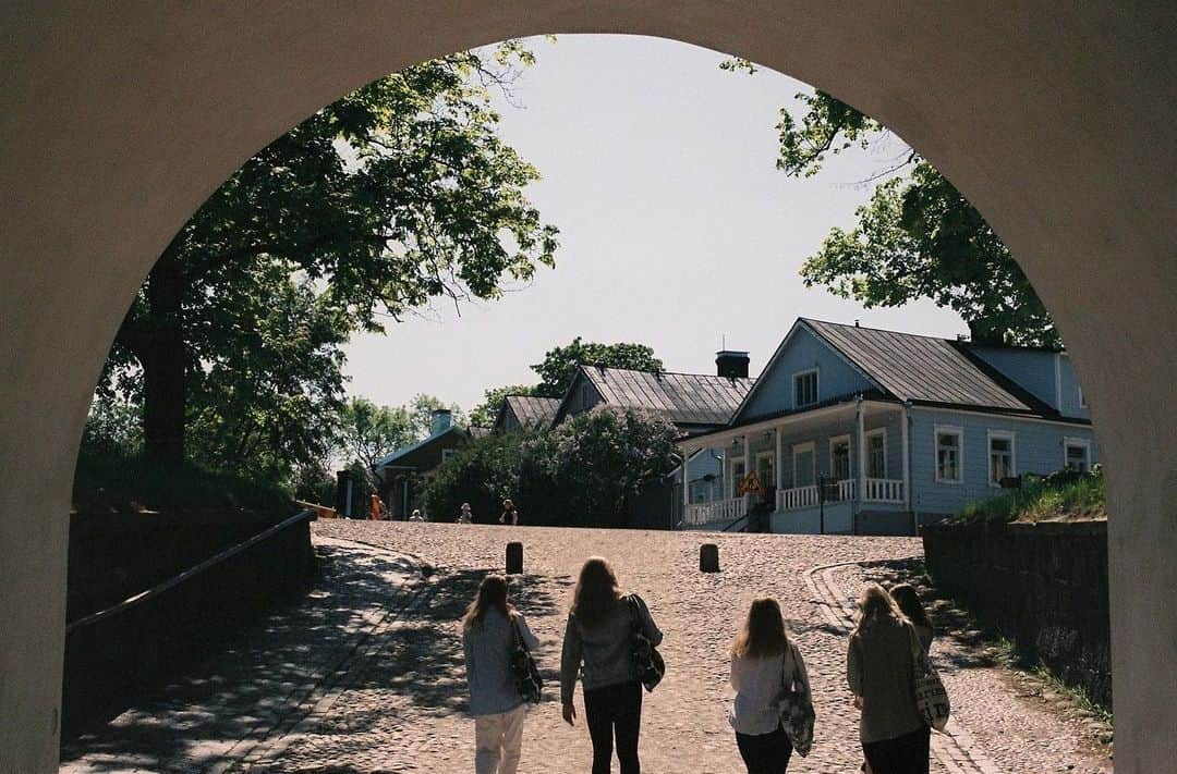 平岡佐智男さんのインスタグラム写真 - (平岡佐智男Instagram)「北欧新婚旅行記21（北欧カフェ巡り7）：世界遺産スオメンリンナ島はおすすめだ①  フィンランドの世界遺産「スオメンリンナ島」はおすすめだ。 僕はこの新婚旅行に行くまでは知らなかったし、行くかどうかもどうしよっかなという感じだったが、いまから行く方にはお勧めしたい。 それぐらい綺麗な島だった。  スオメリンナはヘルシンキのオールドマーケット広場より出ているフェリーに乗って15分で行けるとても近い世界遺産だ。 我々はヒエタラハティ市場のフリーマーケットで購入したカップをアパートに置いてスオメンリンナ島へ向かった。  このスオメンリンナ島へはフェリーで行くのだが、なんと何回も登場している1日乗車券AB券でフェリーも乗れてしまう。 マリメッコ本社にも、アアルト邸にも、スオメンリンナ島にもAB券でいける。AB券は最強なのだ。  フェリーはオールドマーケットの船が止まってそうなところに行くと乗れるのでそんなに難しくはなかったが、思っているより人でパンパンになるから座りたい人は早めに行った方がいい。 階段とか座れるとこには座っとこみたいな雰囲気になるぐらい混む。  我々のように観光で来ている人もいたが、地元の人がピクニック的な感じで来ている様な雰囲気もあった。 途中で見える家がぽつんとある小島が見えたが、サウナで有名なとこらしい。 あいにく妻も僕もサウナに全く興味がなかったので、住んでる人買い物とかどうしてんのかな？という感想しか出てこなかった。 　  到着すると何軒かカフェやインフォメーションなどの建物はあるがほぼ原っぱだった。 僕たちは妻の作ってくれたどでかいサンドイッチを持ってきていたので、スオメンリンナ島にあるCafe Vanillaで飲み物を買ってそのあたりの原っぱで昼ごはんを食べることにした。  　　 Cafe Vanillaは可愛い外観で、美味しそうなケーキが並び、店員さんはカフェラテでラテアートをしてくれようと頑張ってくれた。 そういえばフィンランドに来てあまりラテアートしてくれるカフェが少ない事に気づいて、そう言う文化なんじゃないか！？と妻に言おうとしたが、そもそもフィンランドに来てほぼラテを注文していないことにも同時に気がついて言うのをやめた。危ないところだった。  むしろFAZERカフェとCafeVanillaでしかラテ注文してなくて、どっちもラテアートしてくれてたので2/2でしてくれてた。 むしろ盛んなのかもしれない、ごめんなさいという気持ちだ！  つづく  ーーーーーーーーーーーーーーーーーーーー  SACHIOPIA COFFEE 毎週月曜火曜8:00-21:00 東京都武蔵野市吉祥寺南町1-17-10　F＆Ｗビル１階2号室  #旅行 #新婚旅行 #フィンランド #旅行記 #北欧」11月5日 21時15分 - sachio_coffeeforme