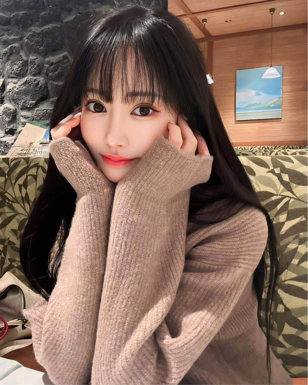 下津明日香のインスタグラム：「3年ぶりに前髪つくりました🐈‍⬛🐾 どうかな？🙊☕️」