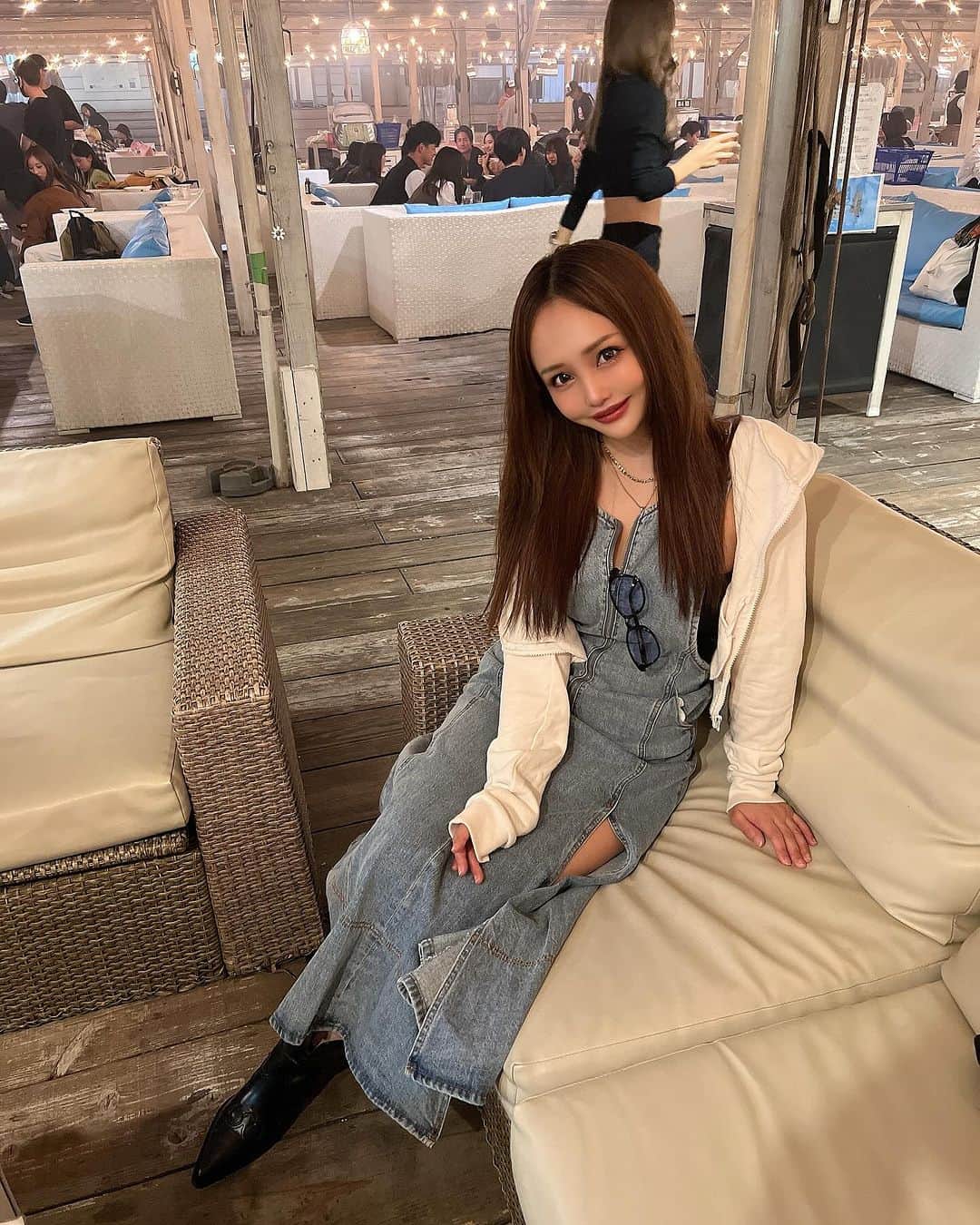 宇佐美あいりさんのインスタグラム写真 - (宇佐美あいりInstagram)「夏も終わり秋になってきて 気付けば今年夏らしい事 一つもできなかったな...😶w  なのでこの前ギリギリBBQ🍖に 行ってきた😂🤭w  BBQとかたぶん 8年ぶりくらいだww  プールはもう無理だけど BBQはまだそこまで寒くなかったから ギリ大丈夫だったよ٩(｡˃ ᵕ ˂ )و✨  しかもこう言うBBQスポット は初めてきたけど、オシャレだし アウトドア系は苦手すぎるから ギリギリまで悩んでたけど たまに行くとよかったあ🫠✨  あ...メインのBBQ🍖の 写真は撮るの忘れてお皿のこれ しかなくてw   安定のずっと食べて 終わりました😹w  #THEBBQBEACHinTOYOSU #海外のビーチリゾート#ラグジュアリー #BBQスポット#夏の思い出#豊洲#make#instadaily#instalike#igers#selfie#instagood#pleaselike#japanesegirl#followm#follow4follow#followforfollow#f4f」11月5日 21時21分 - airi.usami_official