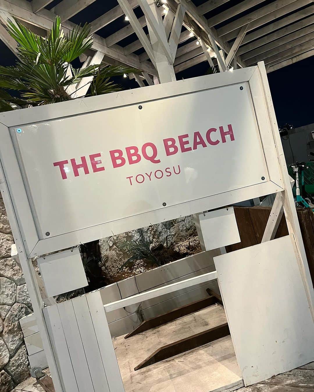 宇佐美あいりさんのインスタグラム写真 - (宇佐美あいりInstagram)「夏も終わり秋になってきて 気付けば今年夏らしい事 一つもできなかったな...😶w  なのでこの前ギリギリBBQ🍖に 行ってきた😂🤭w  BBQとかたぶん 8年ぶりくらいだww  プールはもう無理だけど BBQはまだそこまで寒くなかったから ギリ大丈夫だったよ٩(｡˃ ᵕ ˂ )و✨  しかもこう言うBBQスポット は初めてきたけど、オシャレだし アウトドア系は苦手すぎるから ギリギリまで悩んでたけど たまに行くとよかったあ🫠✨  あ...メインのBBQ🍖の 写真は撮るの忘れてお皿のこれ しかなくてw   安定のずっと食べて 終わりました😹w  #THEBBQBEACHinTOYOSU #海外のビーチリゾート#ラグジュアリー #BBQスポット#夏の思い出#豊洲#make#instadaily#instalike#igers#selfie#instagood#pleaselike#japanesegirl#followm#follow4follow#followforfollow#f4f」11月5日 21時21分 - airi.usami_official