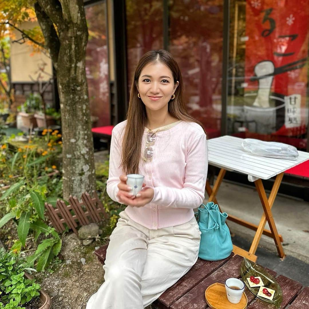 上原歩さんのインスタグラム写真 - (上原歩Instagram)「* 🌳🌳🌳 週末はなんだかんだと家の所用も多いです。 その経由で楽しめる寄り道回り道を探すのが楽しみだったりします。🚚  ところどころ色付いた紅葉も見ることができました。 日本の四季は格別におもしろく美しく大好きです。  植物の発するエネルギーは五感を超えて自分でも気づけないほど与えられている🧚 頻度高めで自然に触れないと枯れてしまいます私🍃  綺麗だね〜綺麗だね〜って 言っても言ってもたりないくらい。 美しくて✨心ぴかぴかです。  ・ _________________________________________  #love #life #loveislove #autumn #mood #beautifulsence #四季 #日本 #秋」11月5日 21時16分 - ayumiuehara