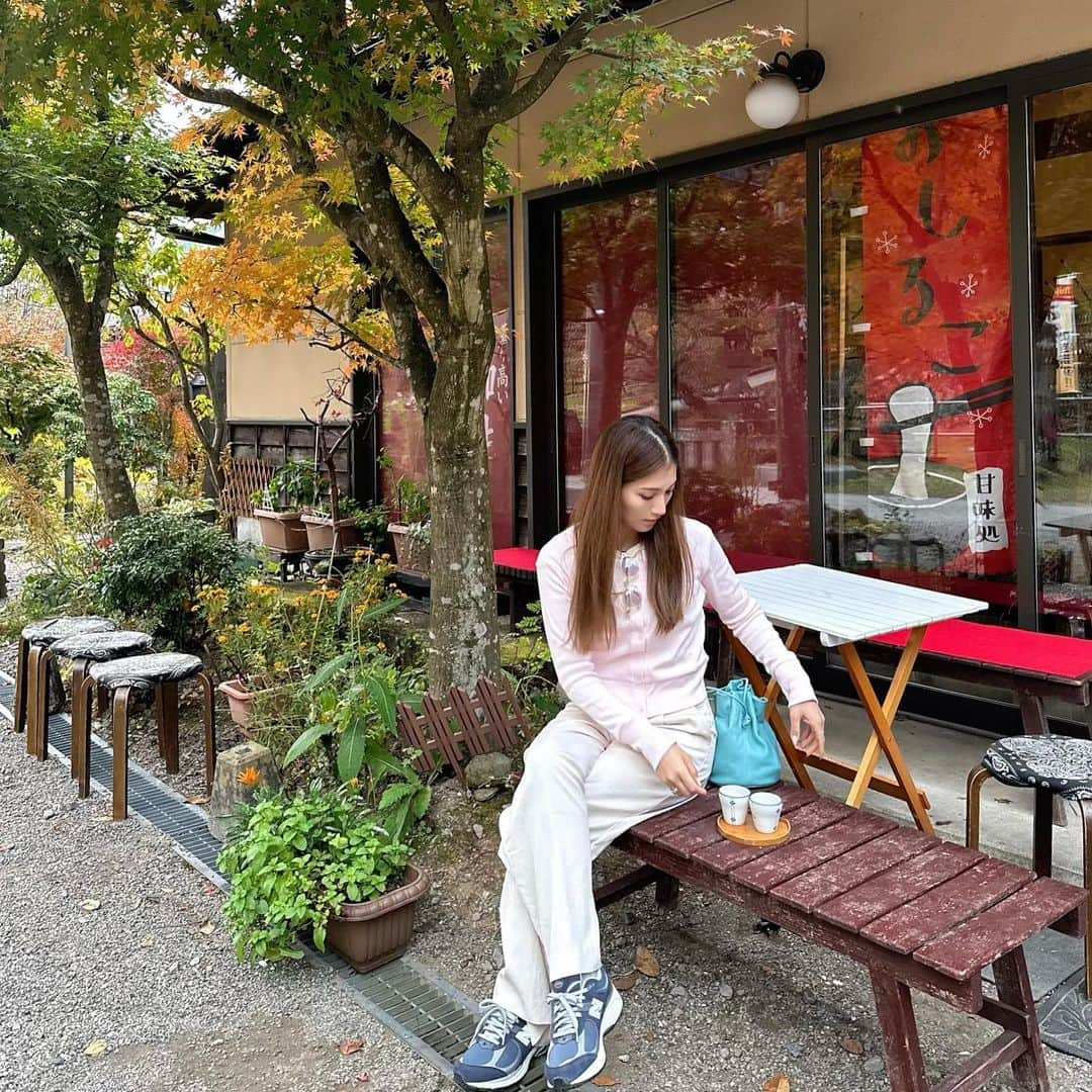 上原歩さんのインスタグラム写真 - (上原歩Instagram)「* 🌳🌳🌳 週末はなんだかんだと家の所用も多いです。 その経由で楽しめる寄り道回り道を探すのが楽しみだったりします。🚚  ところどころ色付いた紅葉も見ることができました。 日本の四季は格別におもしろく美しく大好きです。  植物の発するエネルギーは五感を超えて自分でも気づけないほど与えられている🧚 頻度高めで自然に触れないと枯れてしまいます私🍃  綺麗だね〜綺麗だね〜って 言っても言ってもたりないくらい。 美しくて✨心ぴかぴかです。  ・ _________________________________________  #love #life #loveislove #autumn #mood #beautifulsence #四季 #日本 #秋」11月5日 21時16分 - ayumiuehara