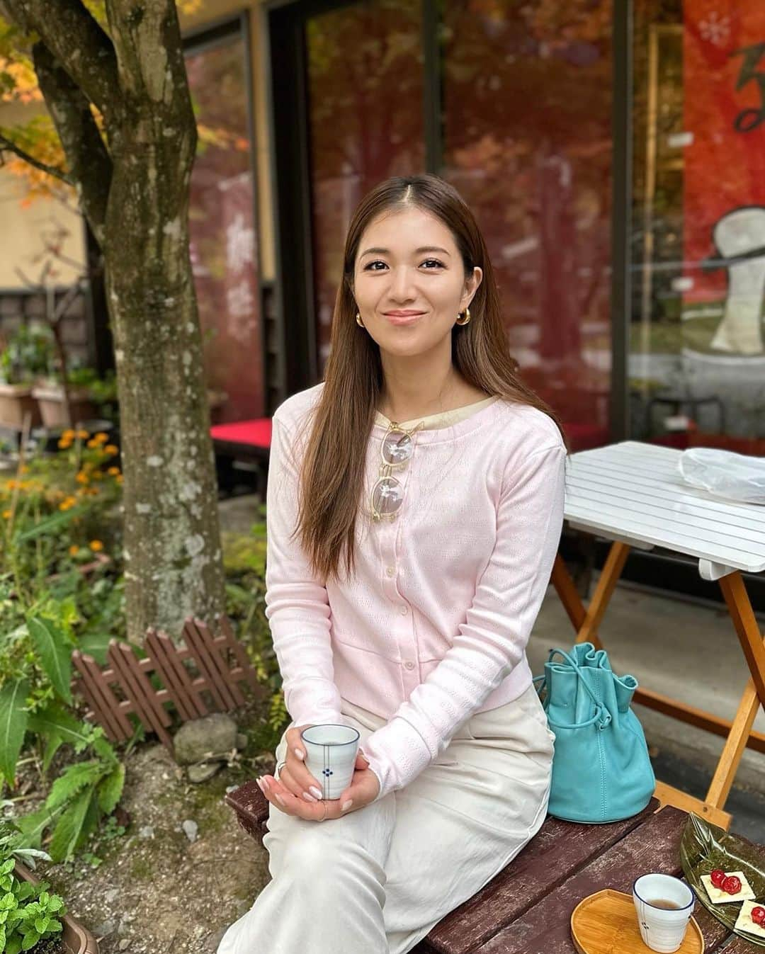 上原歩のインスタグラム：「* 🌳🌳🌳 週末はなんだかんだと家の所用も多いです。 その経由で楽しめる寄り道回り道を探すのが楽しみだったりします。🚚  ところどころ色付いた紅葉も見ることができました。 日本の四季は格別におもしろく美しく大好きです。  植物の発するエネルギーは五感を超えて自分でも気づけないほど与えられている🧚 頻度高めで自然に触れないと枯れてしまいます私🍃  綺麗だね〜綺麗だね〜って 言っても言ってもたりないくらい。 美しくて✨心ぴかぴかです。  ・ _________________________________________  #love #life #loveislove #autumn #mood #beautifulsence #四季 #日本 #秋」