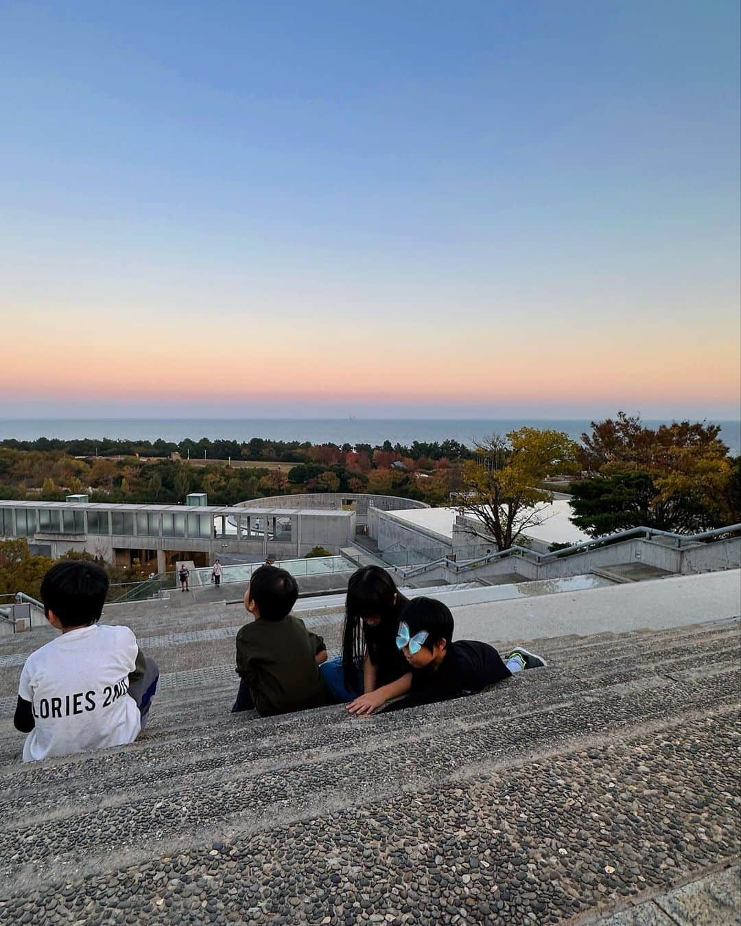 清川あさみさんのインスタグラム写真 - (清川あさみInstagram)「The view evokes a sense of familiarity.  仲良くなると自分のルーツをこっそり教えたくなります🤭  三連休は、私自身打ち合わせやリサーチもあったりで、お互いの子供達が小さな頃からの大好きなママ友達とその旦那様と子供達、私の両親とうちの息子達で、私の故郷の淡路島へ！  私なりの特別プランで案内しました✨  子供の頃からみてきた自然に触れる旅。  昔から釣った魚を食べたりしてきたので（🎣そもそも息子が釣りがミッション）それも体験して欲しくて海へ行ったり、大好きな景色や空気を感じてもらい、、おススメの遊び場にも。  お魚は久々大量に釣れて子供達も大興奮❗️お昼はそれを唐揚げにして美味しく頂きました🍽️  子供達もママ友達も本当に楽しそうで、、嬉しかったです。  しかし、、いつも自分が島へ行くと雨マークでも必ず晴れるから不思議..🌅  #myroot #古事記　 #神話 #淡路島 #子連れ旅行  #可愛すぎる子供達 #仲良し旅」11月5日 21時16分 - asami_kiyokawa