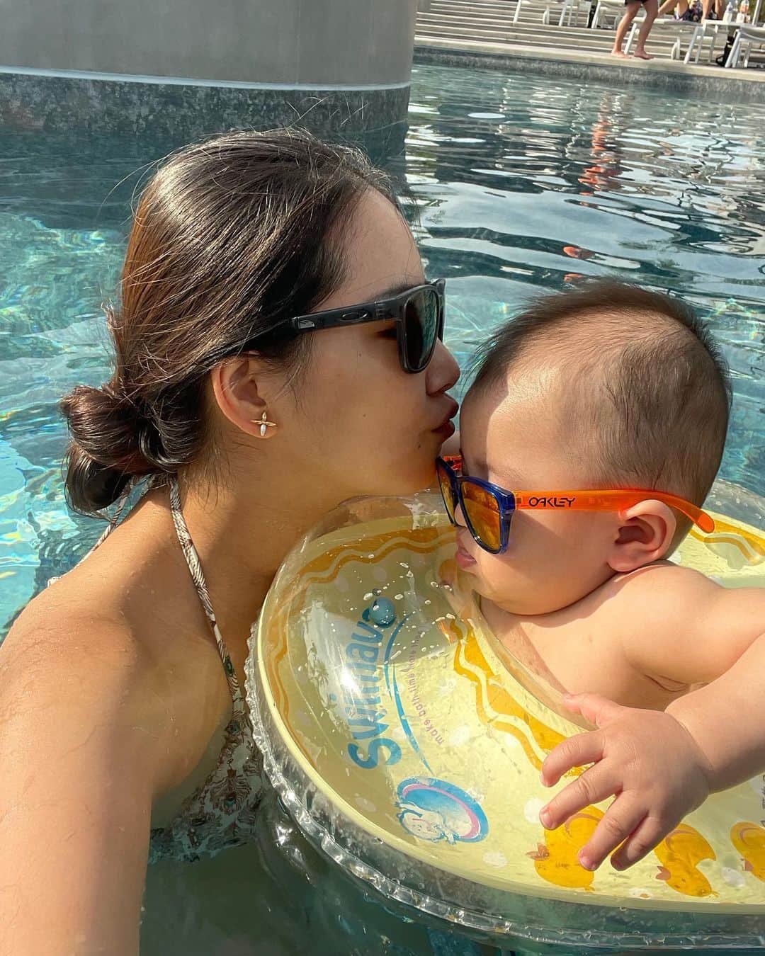 のインスタグラム：「Botanical Pool Clubでプールデビュー🥽👶🐡 赤ちゃんも一緒に入れるホットプールが最高 施設内の植物が素敵すぎて目が回りました🌵🌀 都内から1時間ちょっとでインターからげちきかでアクセス良いし 飛行機のってどっか南国に行った気分だった🌤 さっき帰ってきたけどもういきたい また絶対いきたいから仕事と育児がんばるぞ💪」