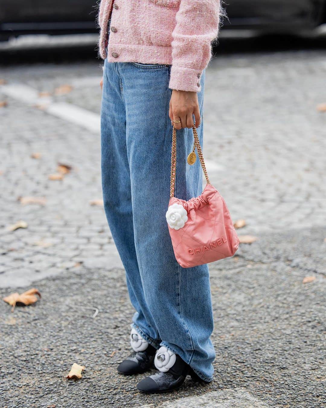 ELLE UKのインスタグラム：「A well-chosen designer bag really can last you forever, and can even be the perfect gift to pass down on to someone else. Conversely, if you're interested in actually making money, as well as spending it, then a well-timed purchase and subsequent re-sale could help you bring in the big bucks. At the link in our bio, we dish the inside information on which classic designer bags and newer 'hypey' items are really worth pumping your hard-earned, long-saved money into.」