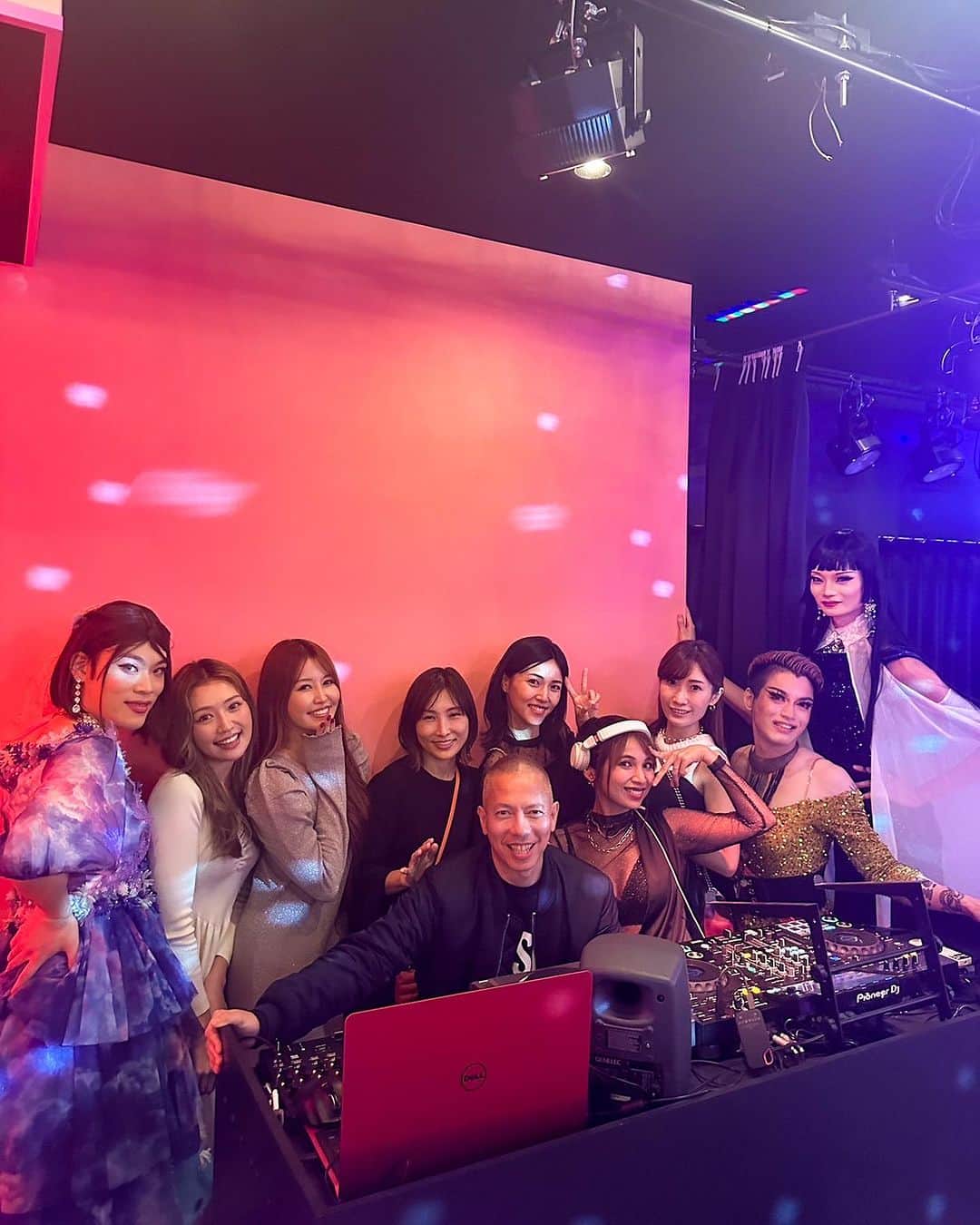 DJ Cellyさんのインスタグラム写真 - (DJ CellyInstagram)「六本木に新しくオープンした @antidote_2023 💋 ドラァグクイーンのショーが楽しめるお店！  プレオープン2日間DJでした✌🏻クイーン達のショーは面白いし、友達もたくさん来ててめちゃ楽しかった🫶 わかりにくいけど、私もドラァグクイーンメイクしたの💄 写真沢山撮ったので残す！！！  #六本木 #antidote #dj #djing #ドラァグクイーン #party #ropponginight」11月5日 21時18分 - celly_cecilia