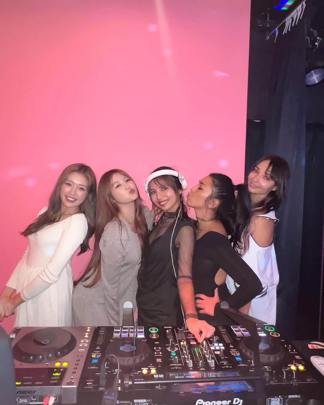 DJ Cellyさんのインスタグラム写真 - (DJ CellyInstagram)「六本木に新しくオープンした @antidote_2023 💋 ドラァグクイーンのショーが楽しめるお店！  プレオープン2日間DJでした✌🏻クイーン達のショーは面白いし、友達もたくさん来ててめちゃ楽しかった🫶 わかりにくいけど、私もドラァグクイーンメイクしたの💄 写真沢山撮ったので残す！！！  #六本木 #antidote #dj #djing #ドラァグクイーン #party #ropponginight」11月5日 21時18分 - celly_cecilia