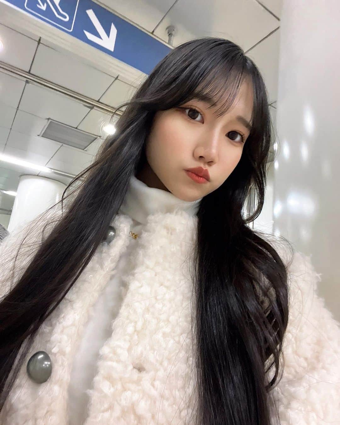 ミルのインスタグラム：「載せたらみんながエルサって言ってくれた 自撮り🤳✨ミルサです！（⁉️） ⁡ 夜ご飯だけ食べに行く日だったけど ちゃんとお洋服選んで出かけた🥹🎵笑 （いつもラフな格好で出かけちゃうから😗） ⁡ もう完全に冬モードな私ですが 夜は寒過ぎて耐えられない😱💦 寒がり度が可愛く無い次元まで来ています🥹 ⁡ そして！明日はAnnMiruトートの再販日です🥹 1分で完売しちゃったあの、、、噂のトートバッグ🥲 夜20時に公式サイトで発売されますので購入出来なかった方は是非チェックしてくださいね😚✨ （待機していないと購入が難しいかと思います🥹💦） （今回はZOZOじゃなくて公式サイトです🥰） ⁡ また明日お知らせしますね😊 ⁡ ⁡ ⁡ ⁡ ⁡ ⁡（アンミル以外のお洋服はwearで載せますね🥰） #冬服#冬服コーデ#tinajojun #tina#annmiru」