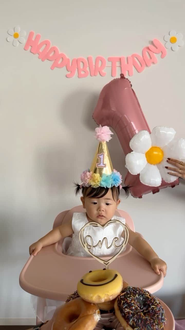 岩渕加恵のインスタグラム：「🌼 s u i ' s b i r t h d a y 🩷 すいた〜〜〜ん👶🏻🫶🏻 ついに一歳だよぉぉぉ〜🌷  お誕生日おめでとう🎂💕🌈  #いいこの日♡ #ファーストバースデー #幸せな毎日をありがとう♡」