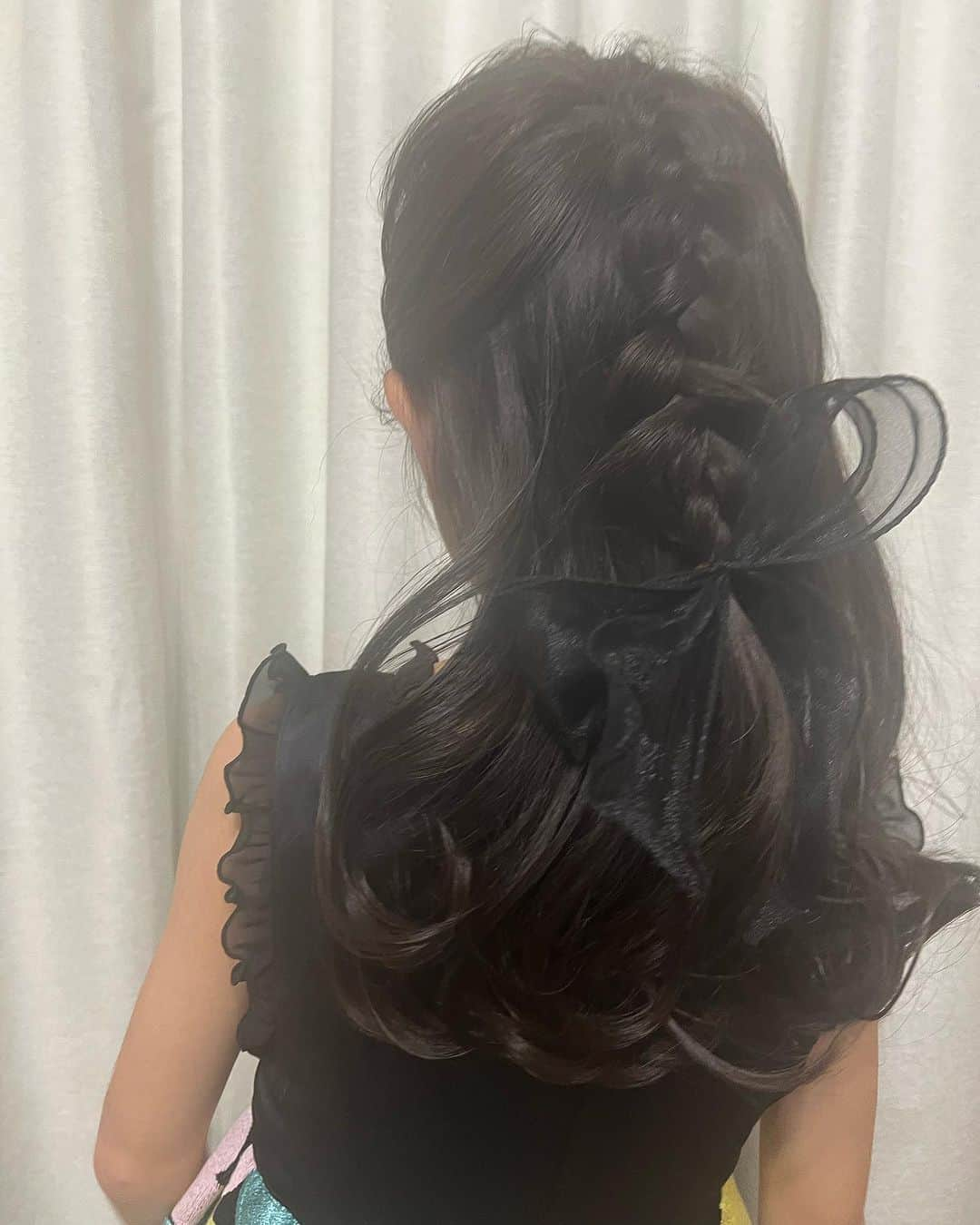 池辺愛のインスタグラム：「私にしてはまぁまぁうまくアレンジできたかな🤭  #ヘアアレンジ　#髪の毛アレンジ  #ピアノの発表会 #娘の髪型　#娘のヘアアレンジ練習中  #6歳　#小1」