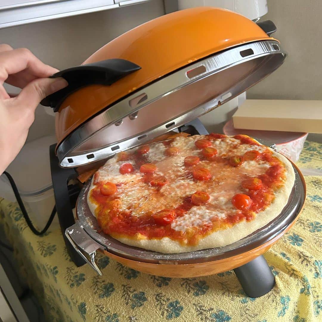 RINAさんのインスタグラム写真 - (RINAInstagram)「本日はPizza Party 🍕 自家製手作りピザ。 ピザは生地からは初めてで、楽しかった😉 色んな味のピザ作れて、美味しかった😍 #pizzaparty #homemadepizza」11月5日 21時24分 - rina_karina0417