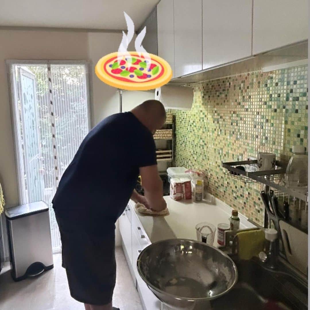 のインスタグラム：「本日はPizza Party 🍕 自家製手作りピザ。 ピザは生地からは初めてで、楽しかった😉 色んな味のピザ作れて、美味しかった😍 #pizzaparty #homemadepizza」