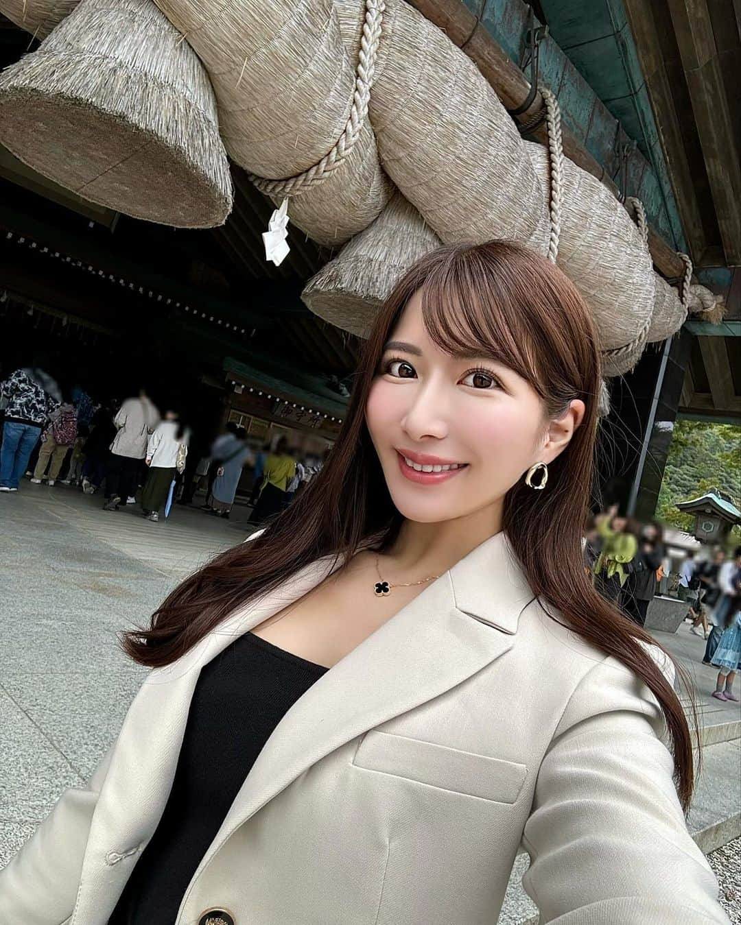 Manaのインスタグラム：「⛩️𝐈𝐳𝐮𝐦𝐨 𝐓𝐚𝐢𝐬𝐡𝐚（𝐒𝐡𝐫𝐢𝐧𝐞）🇯🇵 出雲大社の大しめ縄！！✨すごく大きくてびっくりしたよ♡ ⁡ ⁡ 全長13.6m、重量5.2t 直径はなんと1.8mなんだって😳凄い、、✨ ⁡ ⁡ 前の投稿でお伝えしたように 旧暦10月は、全国の八百万(やおよろず)の神々が出雲の国に集まるため、島根では「神在月」と呼ばれていて🌕 ⁡ ⁡ 今回はそんな 神在祭が行われているベストシーズンに参詣したのですが💕 ⁡ 参加する神々は、出雲大社の西約１キロにある「稲佐の浜」で迎えられたのち、境内まで向かうということで 最初のご挨拶のあと、私もその「神迎の道」を歩いて、事前に予習したように浜で砂をいただき参拝してきました🙏✨ ⁡ ⁡ 合計で2時間ほどかけて大変貴重な経験🌷 ⁡ 小雨も降ってきたりと、素敵な時間でした (神様の歓迎のサインらしいです☺️✨) ⁡ ⁡ 出雲大社のご利益あるといいなと思います❤️ ⁡ ⁡ ⁡ ⁡ ⁡ Jacket： #shein #sheinコーデ ⁡ #出雲大社 #縁結びの神様 #縁結び #神在月 #神在祭 #かみありづき #大しめ縄 #稲佐の浜 #神楽殿 #本殿 #島根旅行 #島根観光 #山陰旅行 #山陰観光 #島根グルメ #島根カフェ #島根県出雲市 #出雲 #出雲カフェ #出雲グルメ #出雲ランチ #出雲市 #ジャケットコーデ #ジャケットスタイル #izumo #izumotaisha #shimane #izumoshrine」