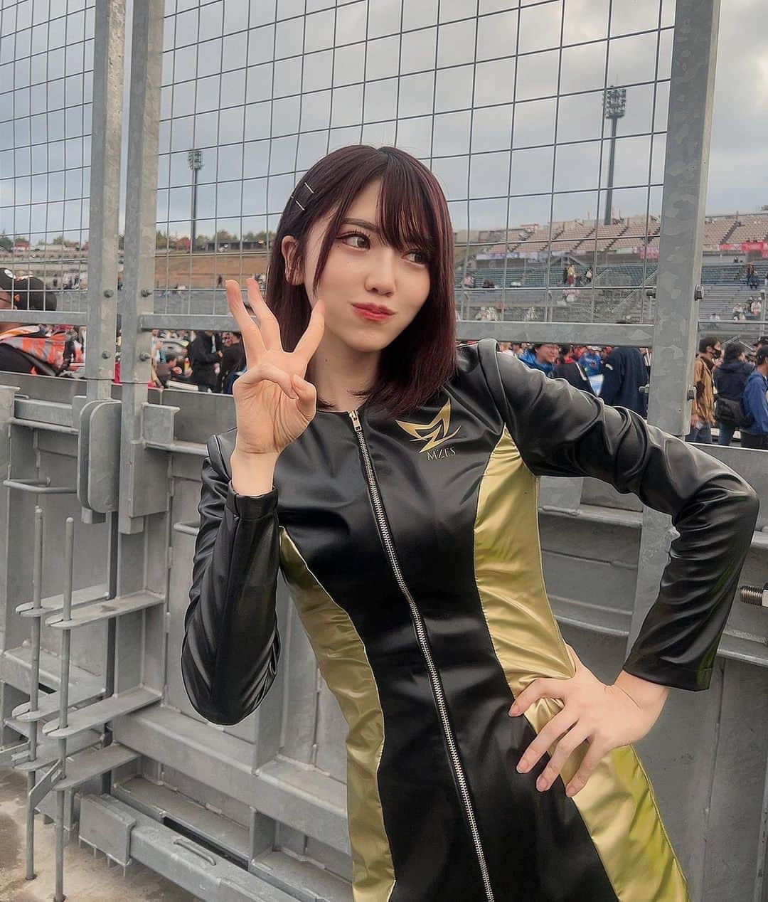 SHINTANITOUKOさんのインスタグラム写真 - (SHINTANITOUKOInstagram)「取り急ぎ！最終戦6号車は13番手からなんと 3位表彰台！！！！🍾❤️ すごすぎる追い上げ！😢😢 また改めて後日レースのことは投稿します！！  とにかく最高の締めくくりでした！！🫶  supergt #6号車 #teamlemans #チームルマン #エムゼス東京 #mzes #レース #race #レースクイーン #racequeen #コスチューム #セクシー #sexy #サーキット #高身長女子 #black #gold #dobot #スタイル #style #170cm#最終戦 #茂木#3位 #表彰台 #最高 #有終の美」11月5日 21時26分 - toukoshintani