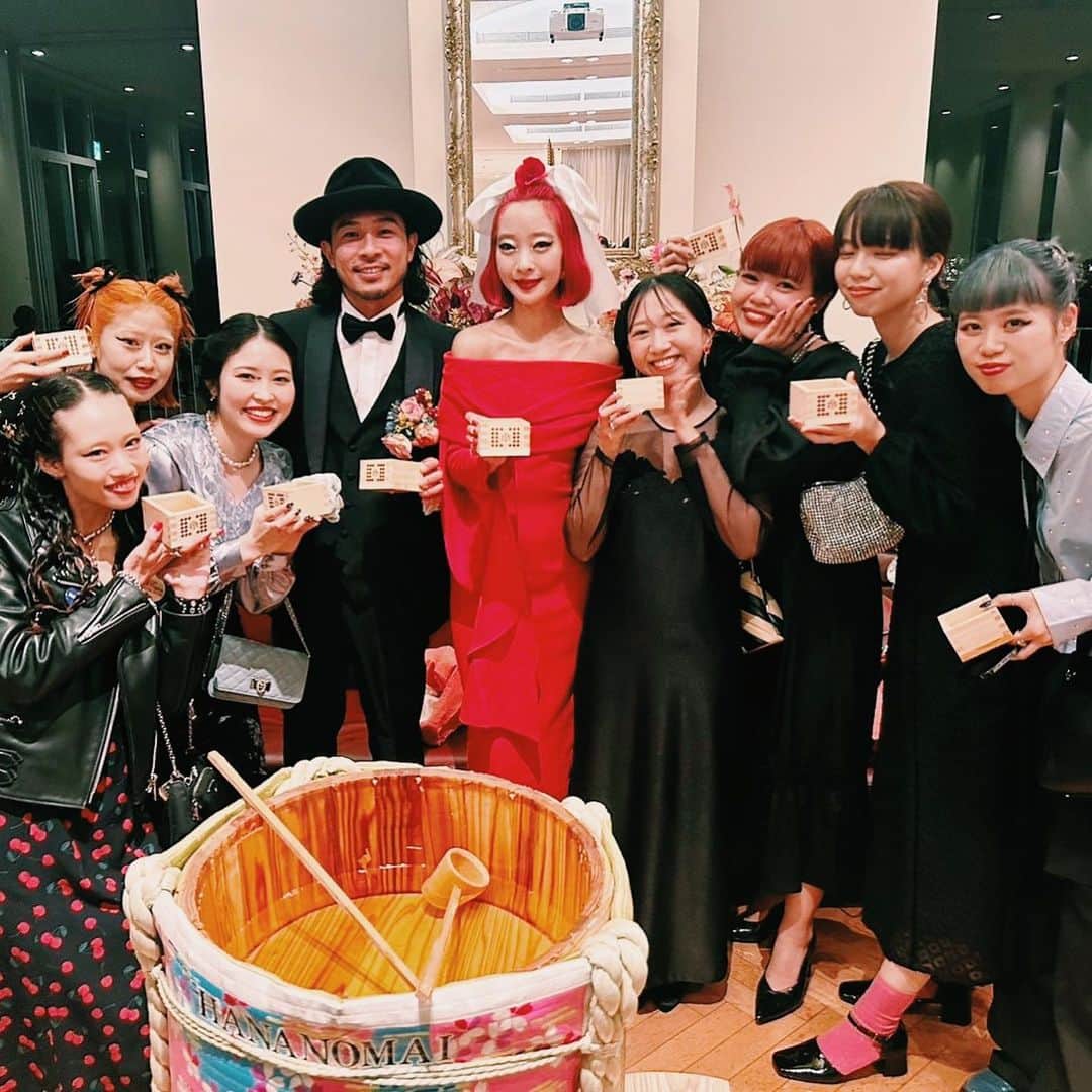tsubame408のインスタグラム：「. @amixxamiaya ❤️ @kenny_yoshihara  ご結婚おめでとうございます！ 👰‍♂️💒🤵‍♂️ 少し早めに着いて披露宴を見ながら号泣してました。 久しぶりにみんなにも会えて嬉しかったし、こんなにも 幸せな気持ちになることある？🥹ってぐらい幸せな気持ちになりました❤️ 有難うございます❤️ アヤさんがアミさんを見つめる目、すごく美しくて 込み上げるものしかなかったです。  幸せな1日を有難うございました❤️」