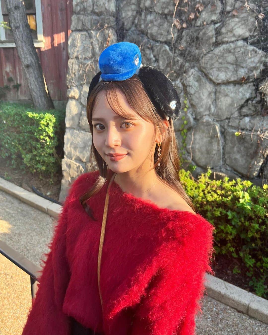 森山紗希のインスタグラム：「初めてのハロウィンユニバ👻  ハリドリに感動した... 今度は前向きも乗りたいー！  ストーリーにあげた時に質問いただいたニットは @ecmile.official_ のものです💕 ワンショルが可愛いんです😌  #ユニバ  #ユニバコーデ  #ユニバーサルスタジオジャパン  #ホラーナイト  #ニット」