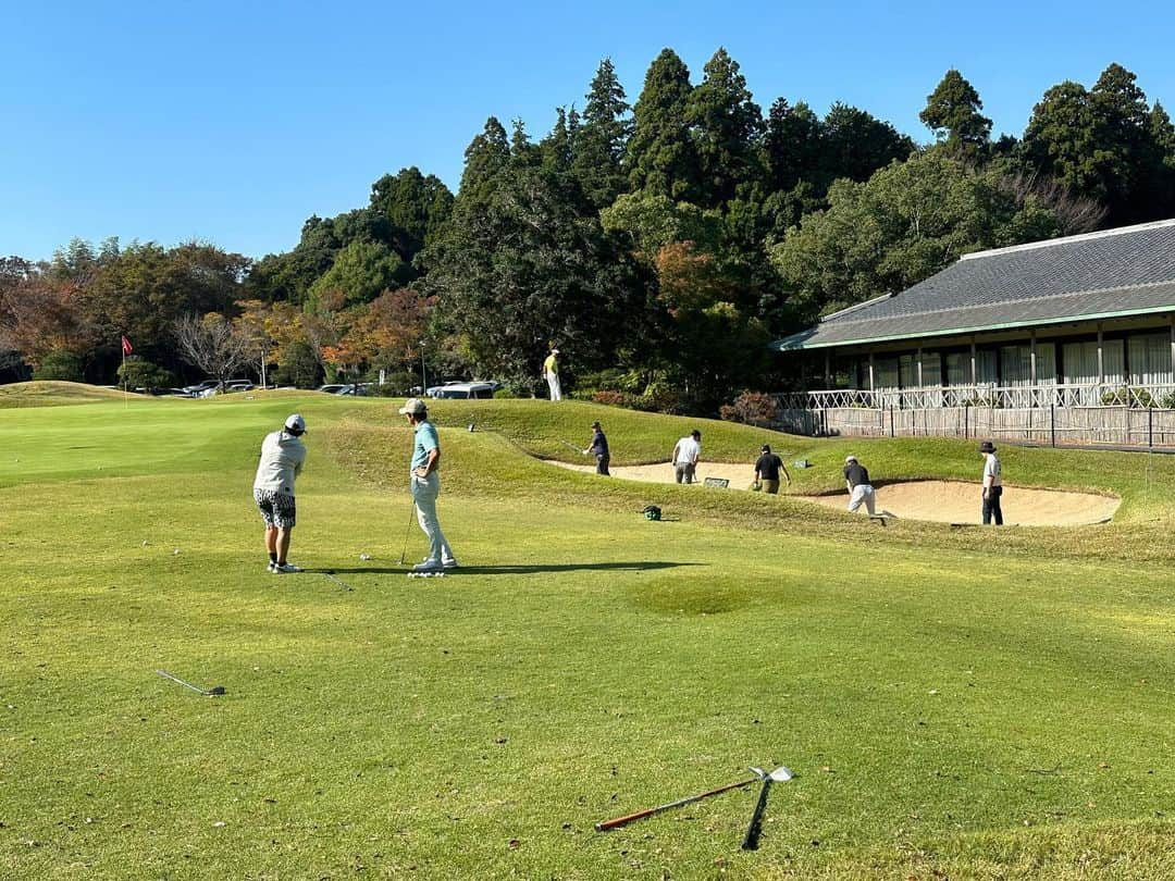 中村香織のインスタグラム：「2日間のEast golf school強化合宿が終わりました！ ショートゲームに特化した2日間でした。 私がQT前ということで、私のための合宿でしたが笑 参加者の皆様はギチギチのスケジュールを共に走り切ってくださいました☺️ とても充実した2日間だと思ったんですが、皆様の感想はどうだったんだろう…？ ぜひ洗足店でもやりたいなと思いました🏋️‍♂️ QT前にあと何回ラウンドできるかな？？  @takanohiromasagolf  @rengolf_54  お二人ともありがとうございました😊  #ゴルフ #ゴルフスイング #ゴルフ女子  #プロゴルファー #女子プロゴルファー #ゴルフ好きな人と繋がりたい #golf #golfswing #instagolf #instagolfer #프로골퍼 #골프 #高尔夫」